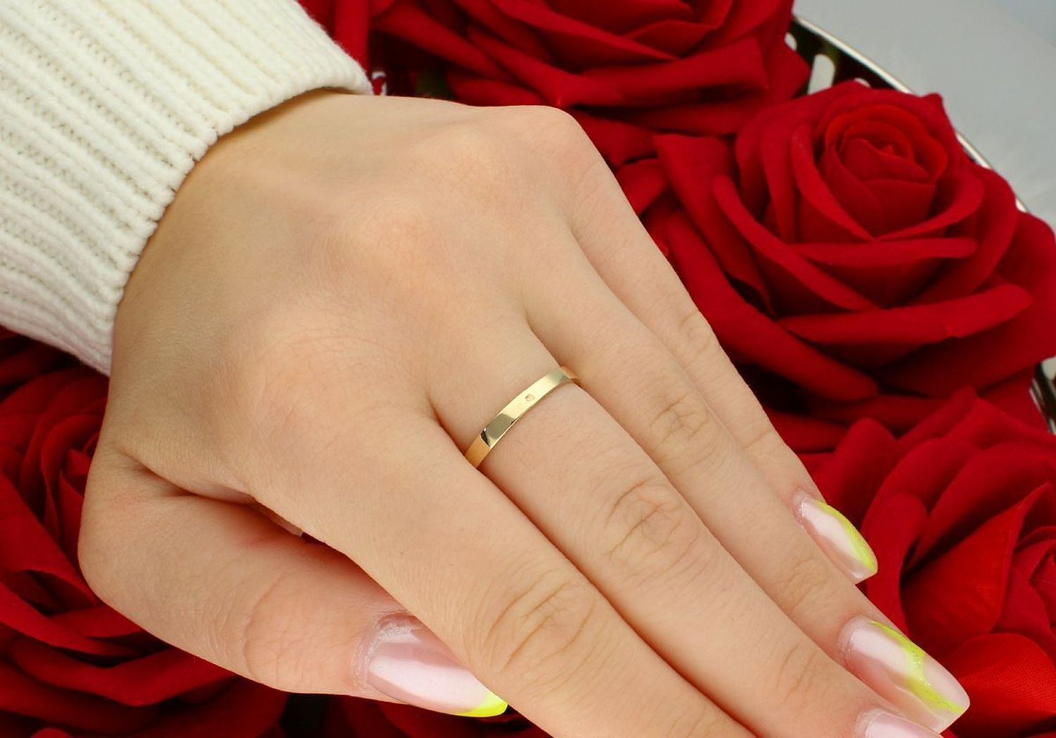 Złoty pierścionek próby 585 z prostokątnym elementem zdobionym cyrkoniami. Model DIA-PRS-8882-585, waga 3,59 g, elegancja w klasycznym wydaniu.1.jpg