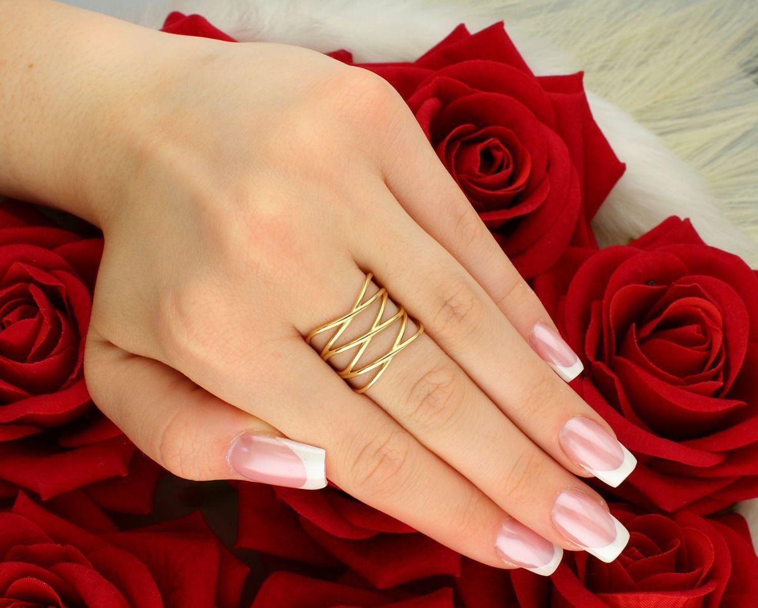 Nowoczesny złoty pierścionek damski geometryczny DIA-PRS-8883-585, wykonany ze złota próby 585. Szeroki wzór, rozmiar 16, waga 3,81 g. Stylowa biżuteria na prezent.1.jpg