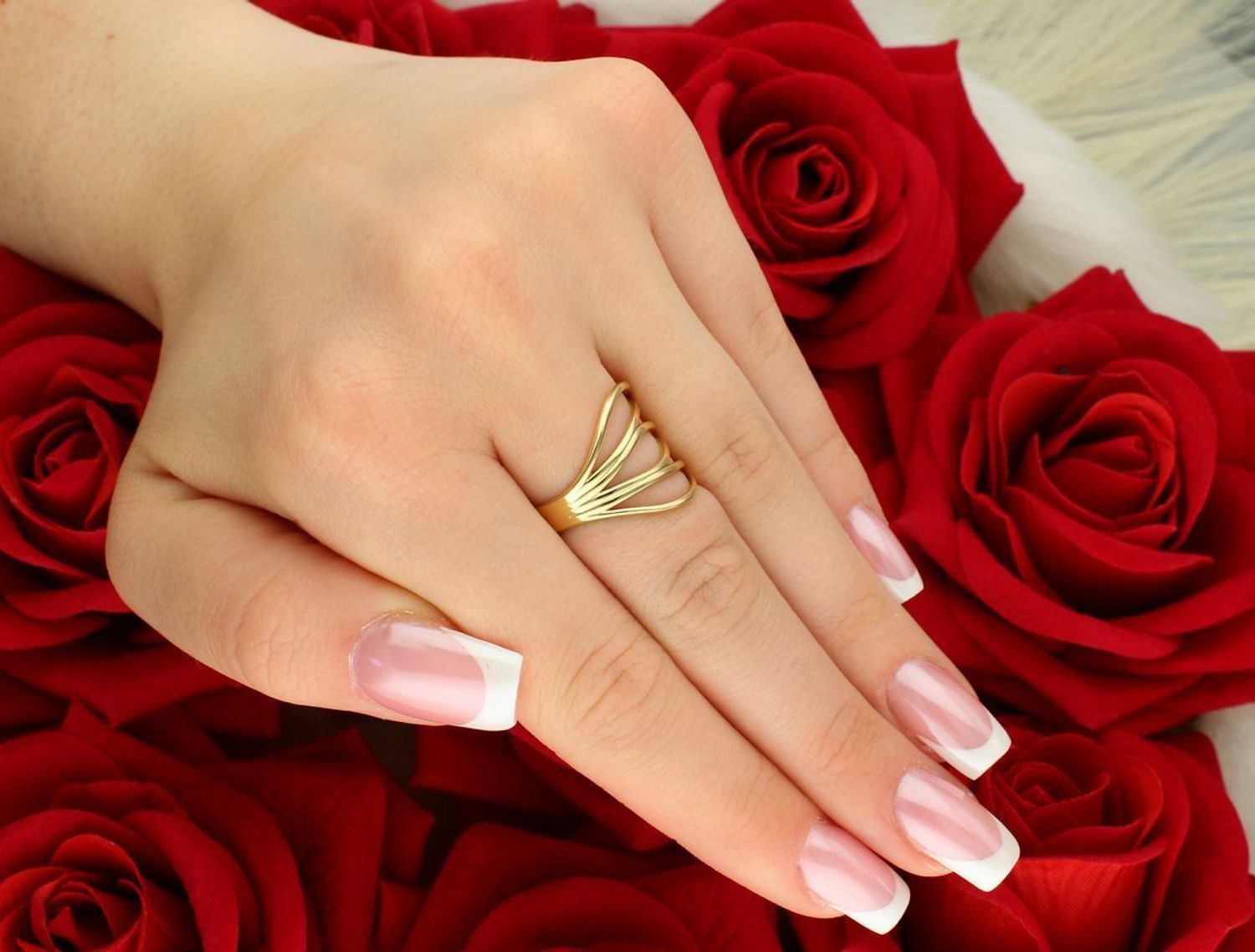 Nowoczesny złoty pierścionek damski geometryczny DIA-PRS-8883-585, wykonany ze złota próby 585. Szeroki wzór, rozmiar 16, waga 3,81 g. Stylowa biżuteria na prezent.1.jpg