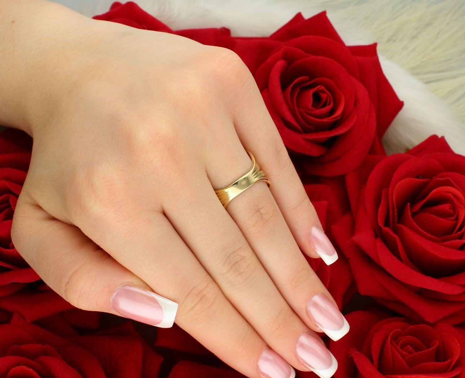 Nowoczesny złoty pierścionek damski geometryczny DIA-PRS-8883-585, wykonany ze złota próby 585. Szeroki wzór, rozmiar 16, waga 3,81 g. Stylowa biżuteria na prezent.1.jpg