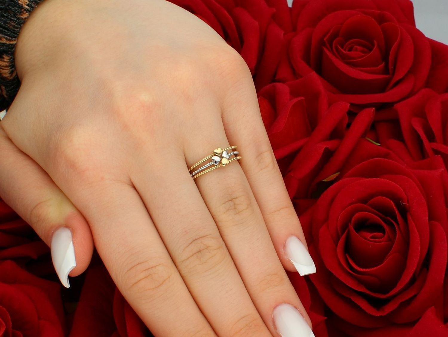 Złoty pierścionek trzy pojedyncze obrączki próba 585, DIA-PRS-8884-585. Elegancki pierścionek wykonany z żółtego złota o próbie 585, składający się z trzech subtelnych obrączek2.jpg