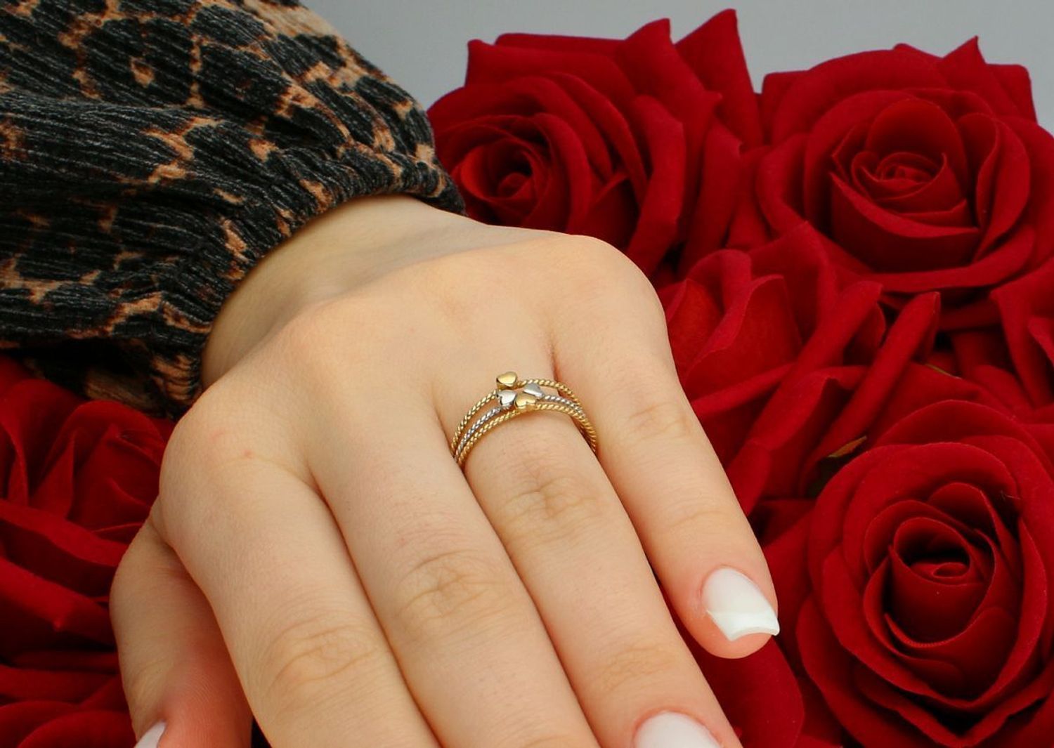 Złoty pierścionek trzy pojedyncze obrączki próba 585, DIA-PRS-8884-585. Elegancki pierścionek wykonany z żółtego złota o próbie 585, składający się z trzech subtelnych obrączek2.jpg