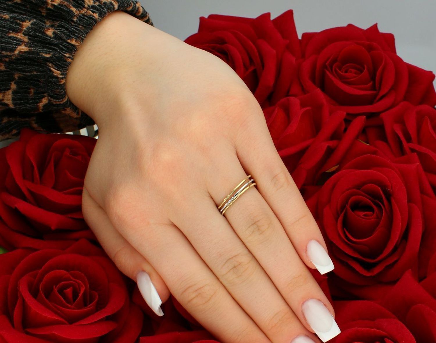 Złoty pierścionek trzy pojedyncze obrączki próba 585, DIA-PRS-8884-585. Elegancki pierścionek wykonany z żółtego złota o próbie 585, składający się z trzech subtelnych obrączek2.jpg