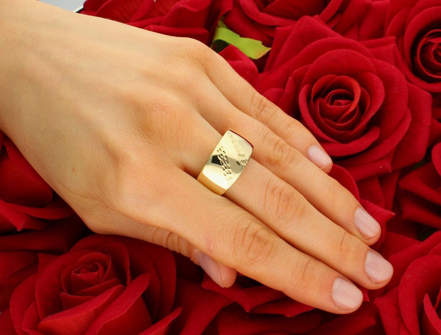 Złoty pierścionek Sygnet grawerowane dwa wzory próba 585, DIA-PRS-8885-585. Złoty pierścionek sygnet z delikatnym grawerowanym wzorem. Pierścionek sygnet wykonany ze złota próby 585. Idealny 1.jpg