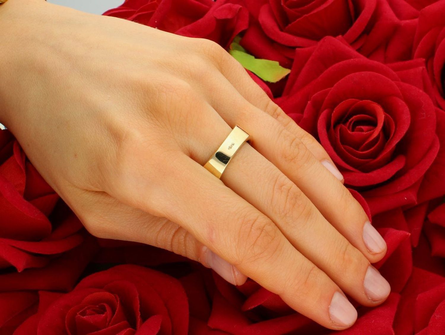 Złoty pierścionek Sygnet grawerowane dwa wzory próba 585, DIA-PRS-8885-585. Złoty pierścionek sygnet z delikatnym grawerowanym wzorem. Pierścionek sygnet wykonany ze złota próby 585. Idealny 1.jpg