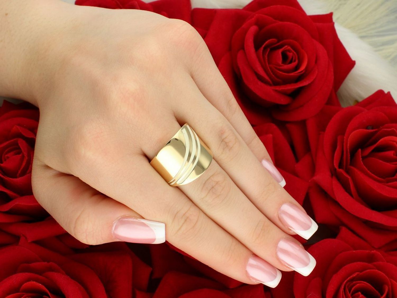 Wyjątkowy złoty pierścionek damski z trzema pasami kremowej emalii, próba 585, model DIA-PRS-8886-585. Waga 4,20 g, szerokość 1,8 cm, rozmiar 16 – elegancja i nowoczesność w jednym.1.jpg