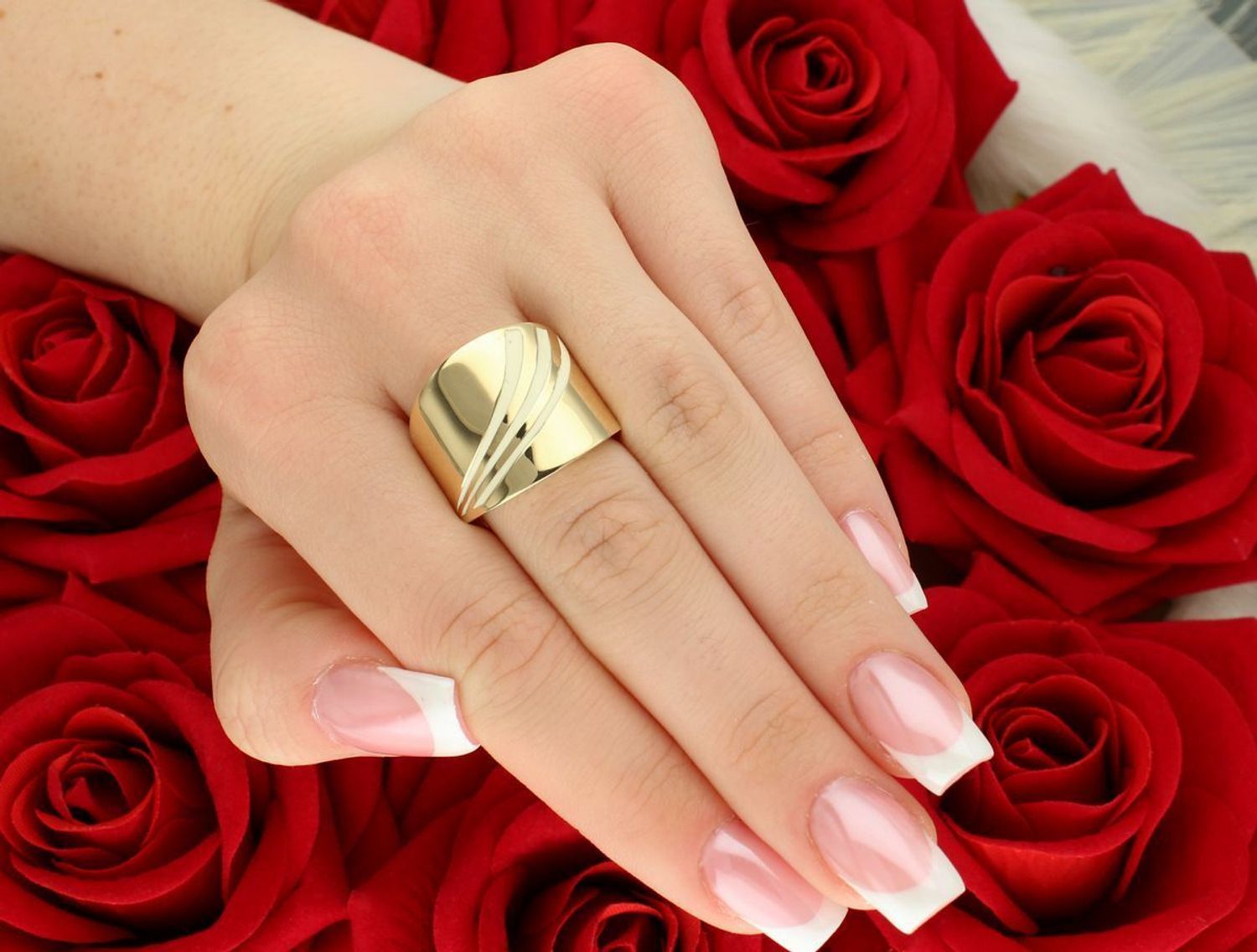 Wyjątkowy złoty pierścionek damski z trzema pasami kremowej emalii, próba 585, model DIA-PRS-8886-585. Waga 4,20 g, szerokość 1,8 cm, rozmiar 16 – elegancja i nowoczesność w jednym.1.jpg