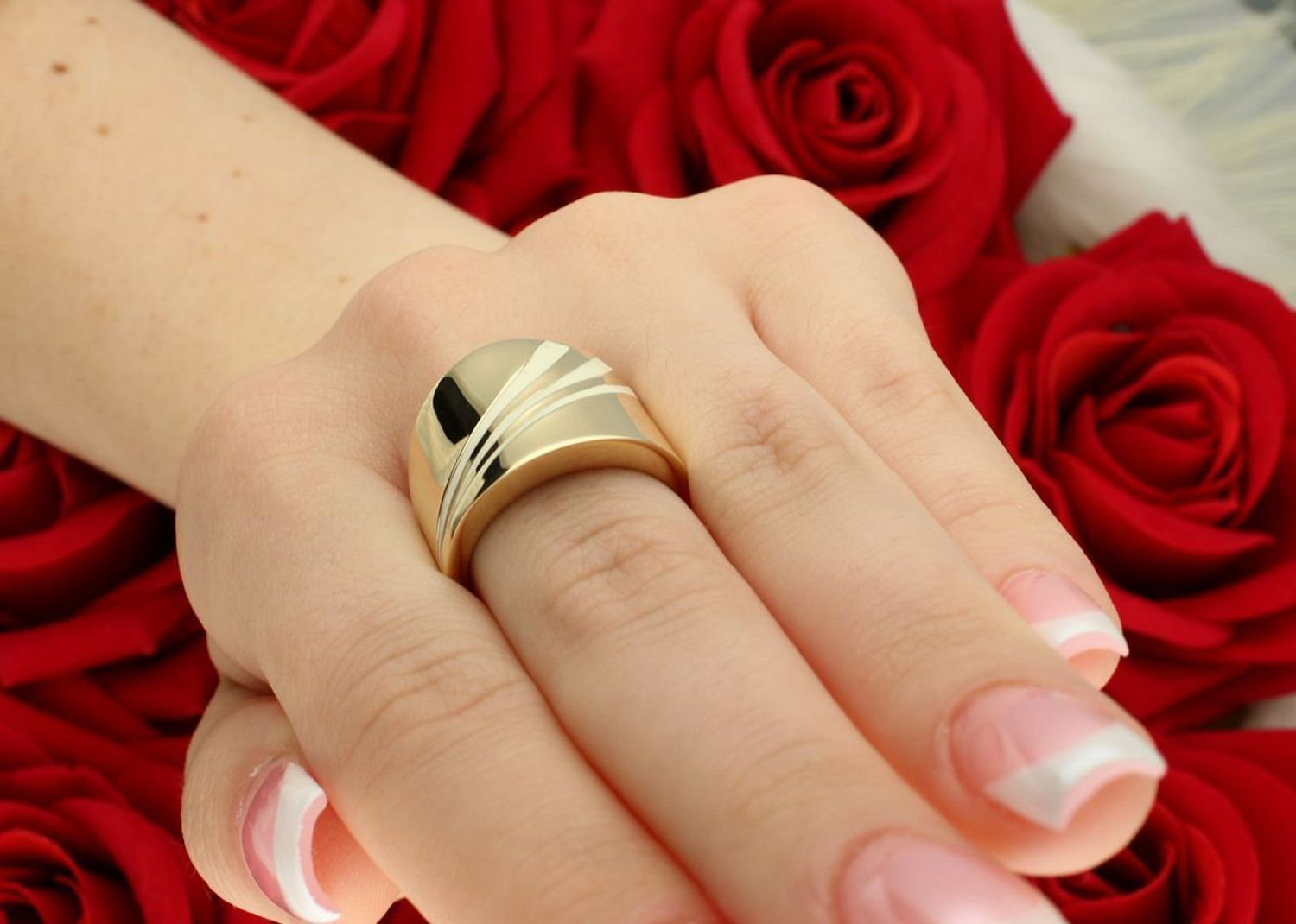 Wyjątkowy złoty pierścionek damski z trzema pasami kremowej emalii, próba 585, model DIA-PRS-8886-585. Waga 4,20 g, szerokość 1,8 cm, rozmiar 16 – elegancja i nowoczesność w jednym.1.jpg