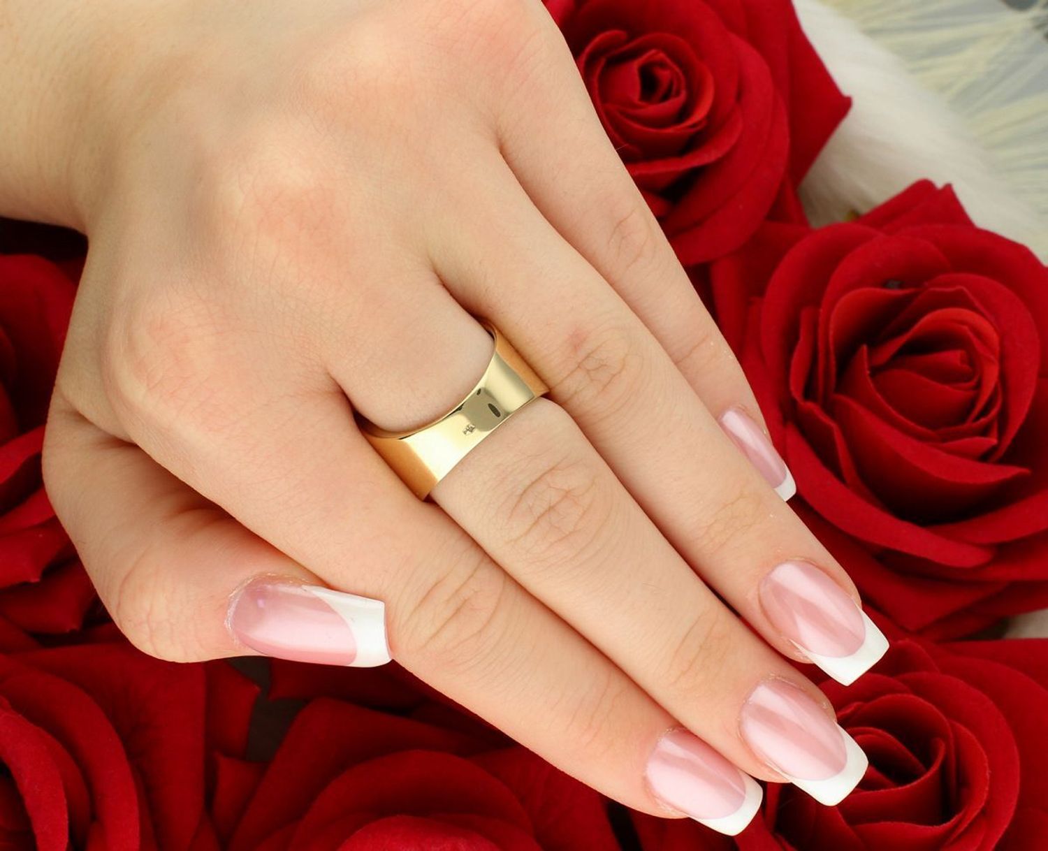 Wyjątkowy złoty pierścionek damski z trzema pasami kremowej emalii, próba 585, model DIA-PRS-8886-585. Waga 4,20 g, szerokość 1,8 cm, rozmiar 16 – elegancja i nowoczesność w jednym.1.jpg