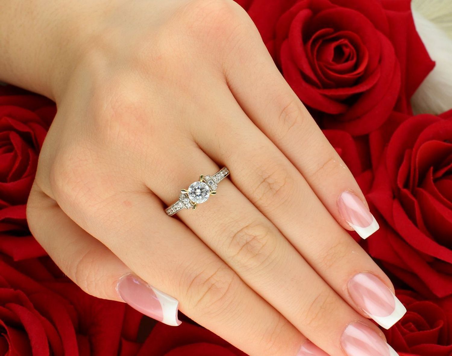 Odkryj złoty pierścionek damski DIA-PRS-8887-585 próba 585. Elegancki model z cyrkoniami, rozmiar 17, waga 2,93 g – idealny na prezent i na co dzień.1.jpg