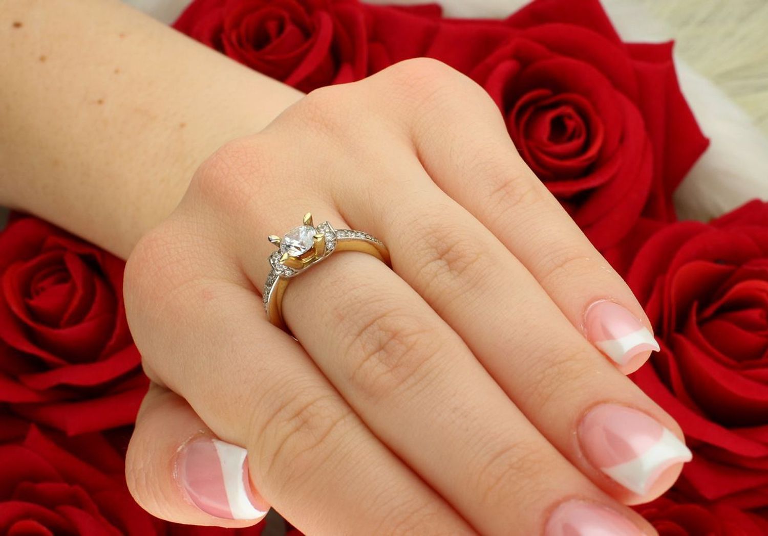 Odkryj złoty pierścionek damski DIA-PRS-8887-585 próba 585. Elegancki model z cyrkoniami, rozmiar 17, waga 2,93 g – idealny na prezent i na co dzień.1.jpg