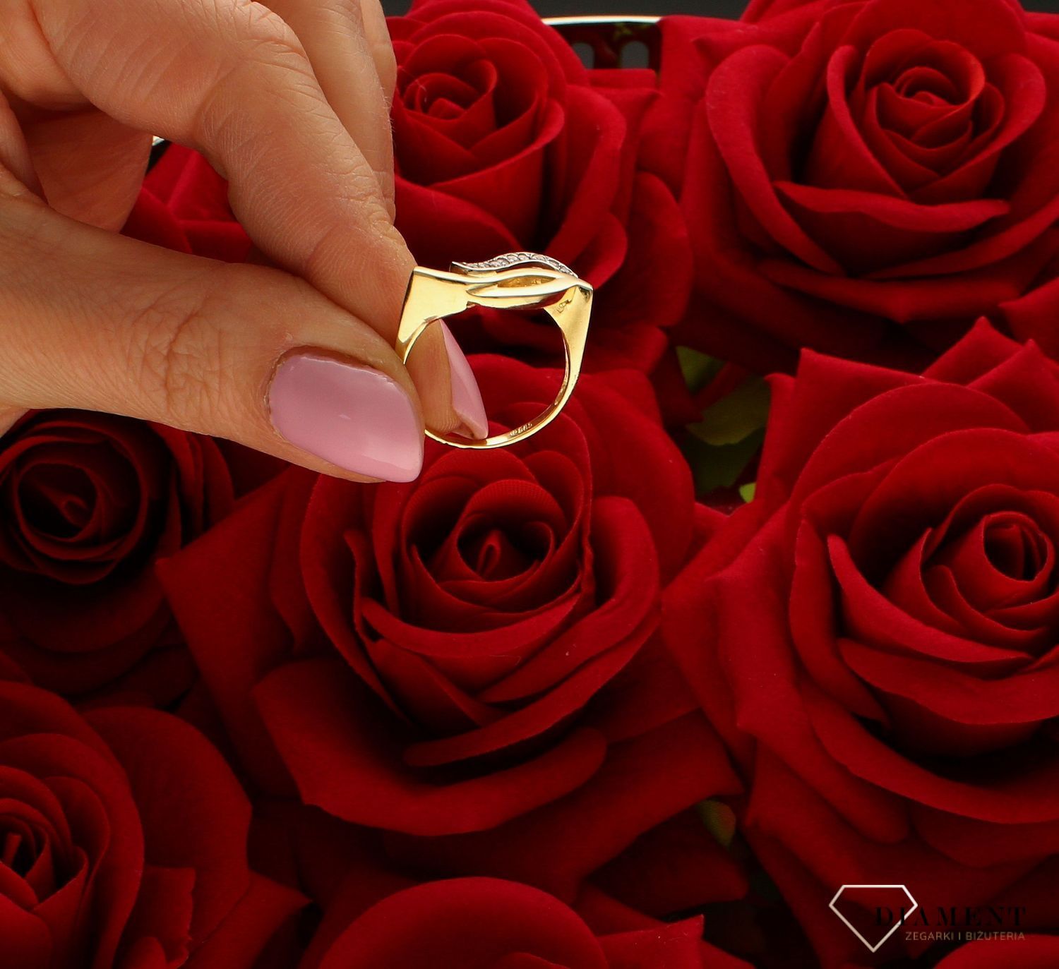 Złoty pierścionek damski falisty wzór 585 DIA-PRS-8890-585. Złoty pierścień. złoty nietypowy pierścionek. Złoty pierścionek w nietypowej odsłonie świetnie się sprawdzi na prezent z okazji urodzin, imienin czy rocznicy ślubu. (3).jpg