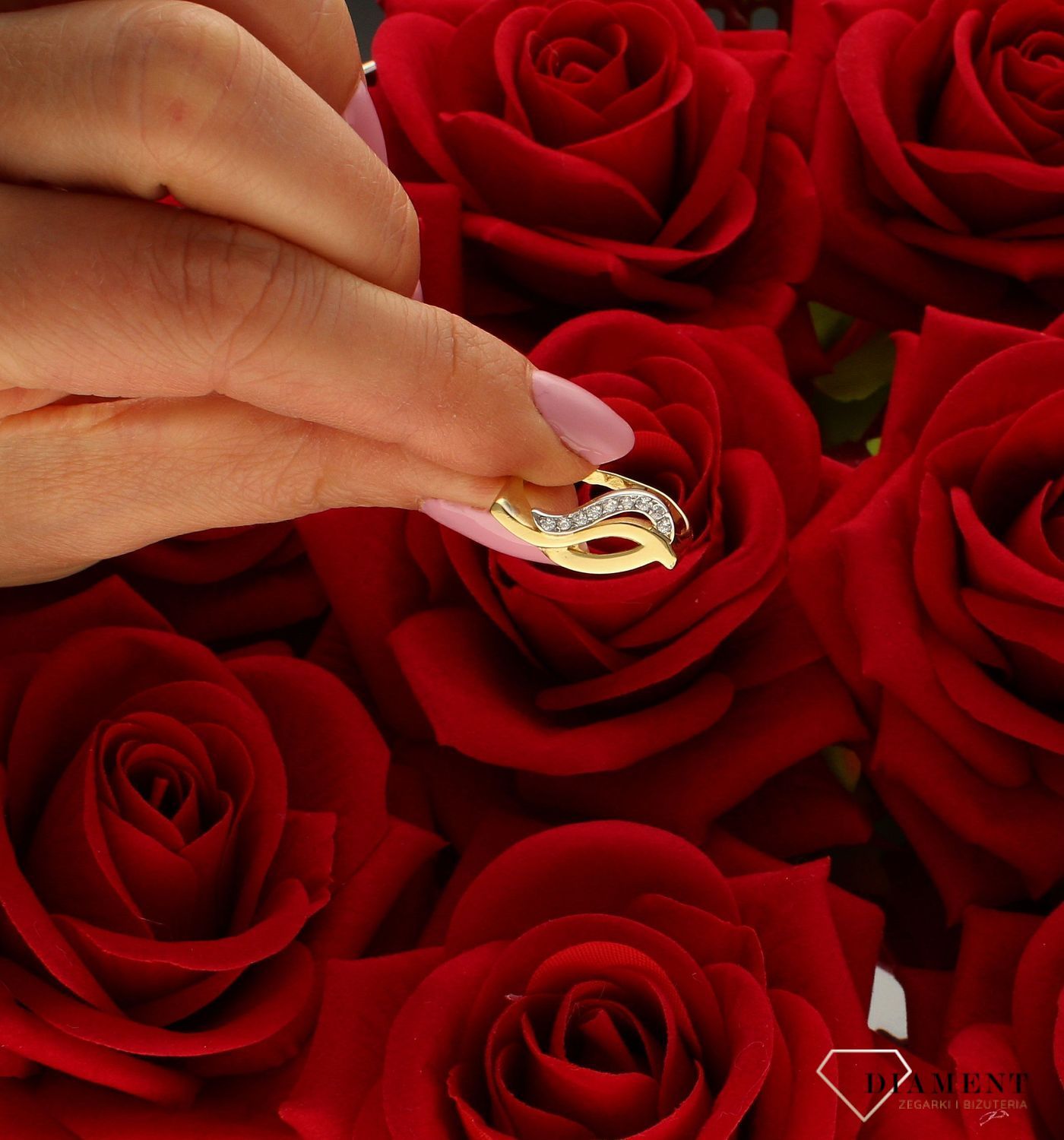 Złoty pierścionek damski falisty wzór 585 DIA-PRS-8890-585. Złoty pierścień. złoty nietypowy pierścionek. Złoty pierścionek w nietypowej odsłonie świetnie się sprawdzi na prezent z okazji urodzin, imienin czy rocznicy ślubu. (3).jpg