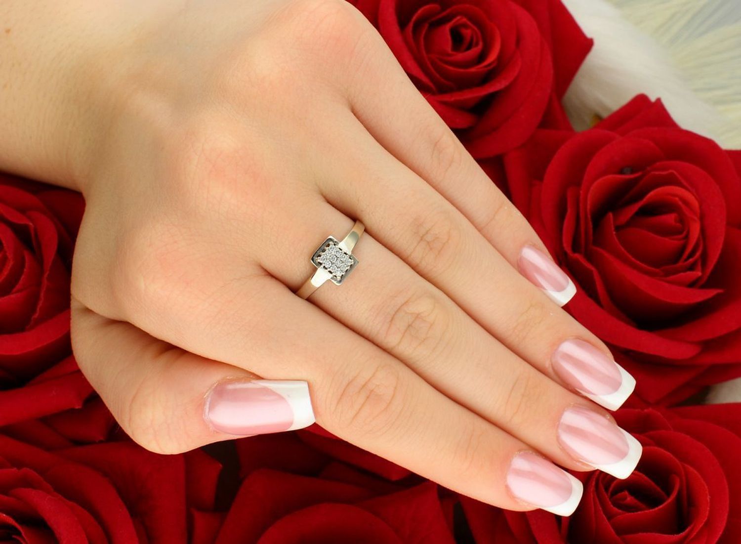 Złoty pierścionek damski z białego i żółtego złota próby 585. DIA-PRS-8891-585 z prostokątnym elementem i białymi cyrkoniami. Waga 1,97 g. Stylowy prezent dla kobiety.1.jpg