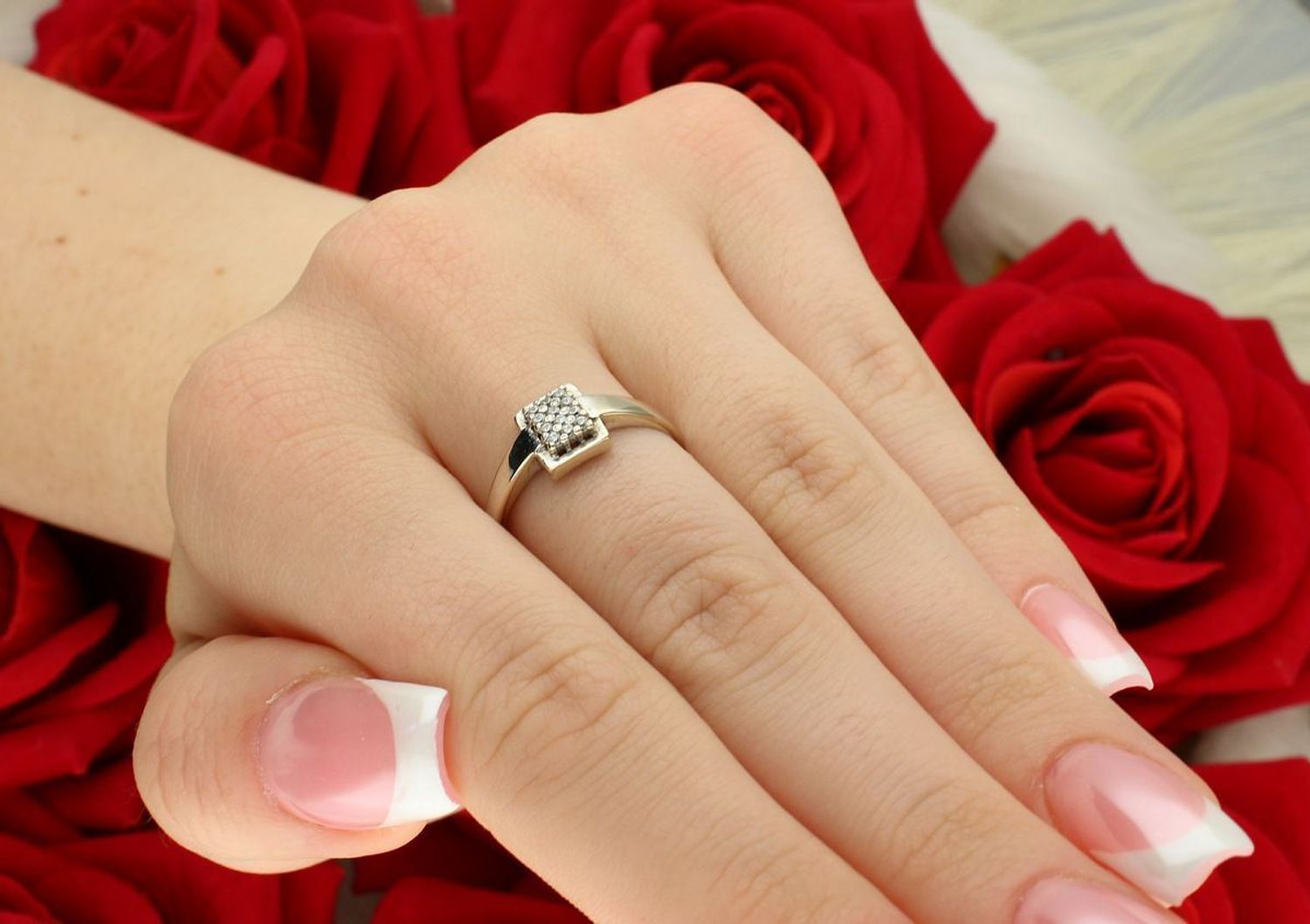 Złoty pierścionek damski z białego i żółtego złota próby 585. DIA-PRS-8891-585 z prostokątnym elementem i białymi cyrkoniami. Waga 1,97 g. Stylowy prezent dla kobiety.1.jpg