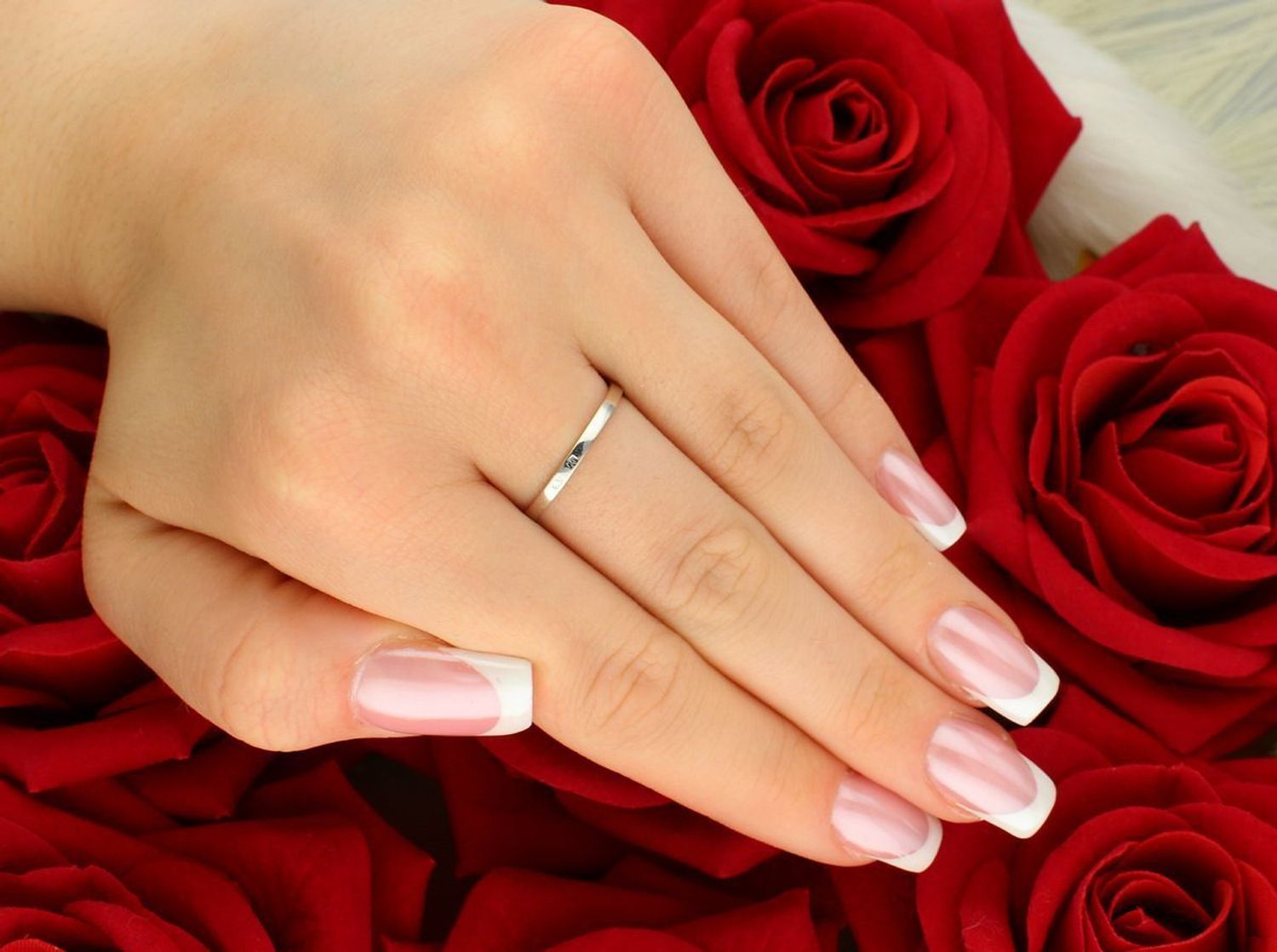 Złoty pierścionek damski z białego i żółtego złota próby 585. DIA-PRS-8891-585 z prostokątnym elementem i białymi cyrkoniami. Waga 1,97 g. Stylowy prezent dla kobiety.1.jpg