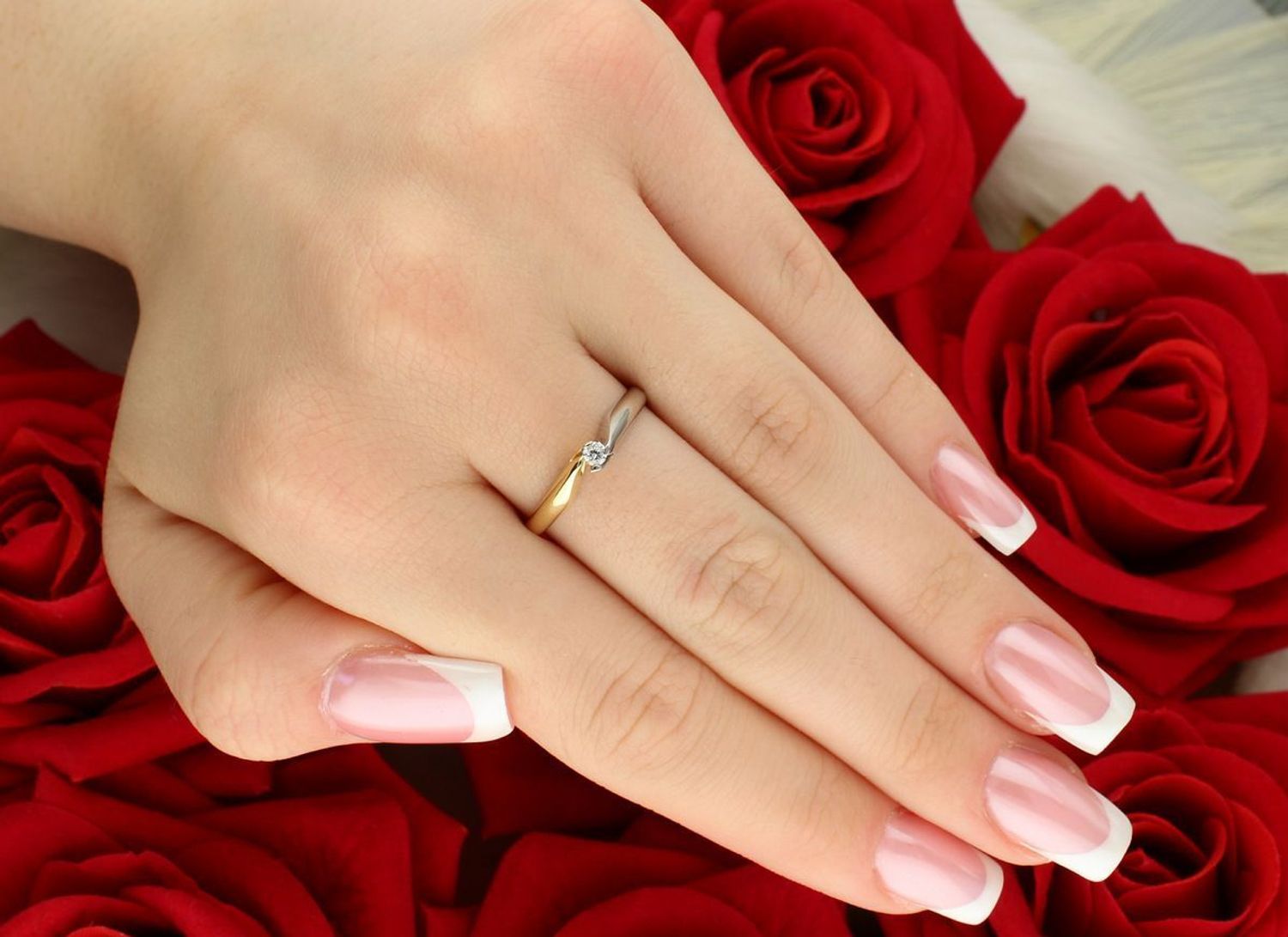 Złoty pierścionek łączony z białym złotem próby 585. Model DIA-PRS-8892-585 z jedną cyrkonią 2 mm. Waga 1,95 g, rozmiar 17. Subtelna elegancja na każdą okazję.1.jpg