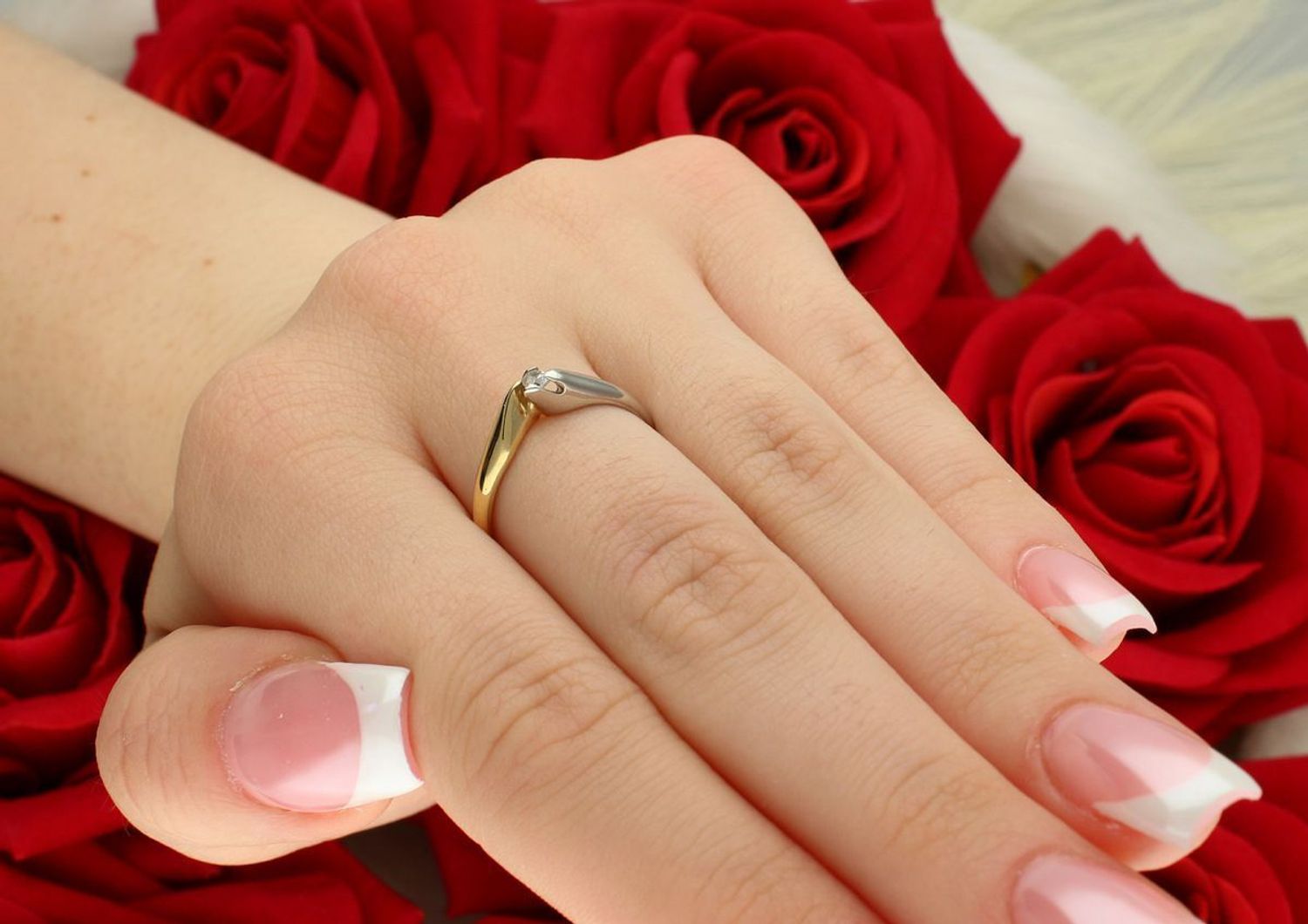 Złoty pierścionek łączony z białym złotem próby 585. Model DIA-PRS-8892-585 z jedną cyrkonią 2 mm. Waga 1,95 g, rozmiar 17. Subtelna elegancja na każdą okazję.1.jpg