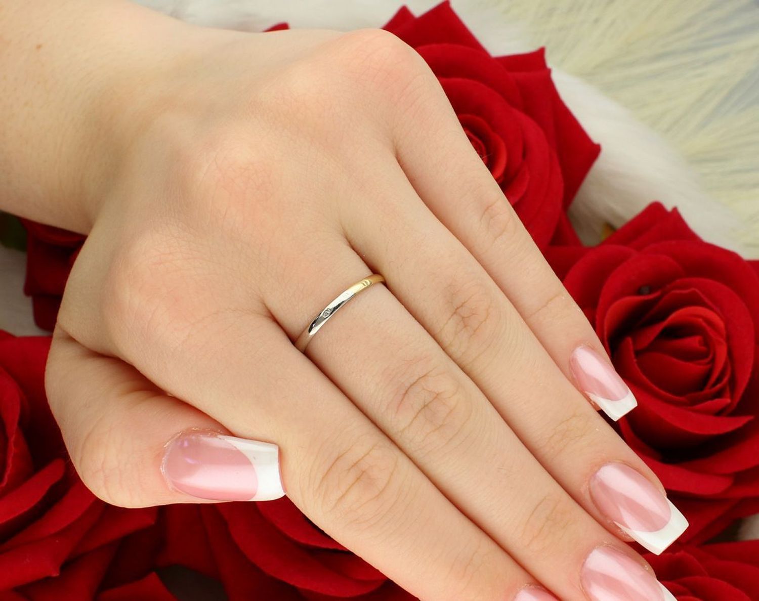 Złoty pierścionek łączony z białym złotem próby 585. Model DIA-PRS-8892-585 z jedną cyrkonią 2 mm. Waga 1,95 g, rozmiar 17. Subtelna elegancja na każdą okazję.1.jpg