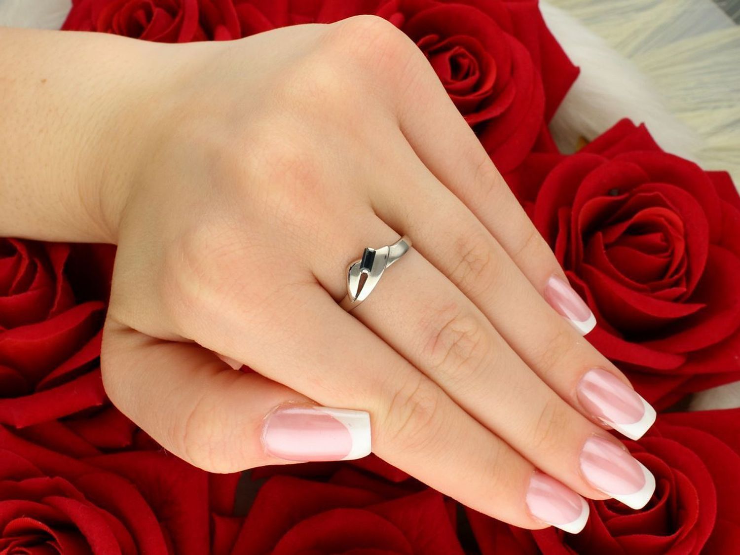 Pierścionek damski z białego złota z czarną cyrkonią – próba 585  DIA-PRS-8893-585.jpg