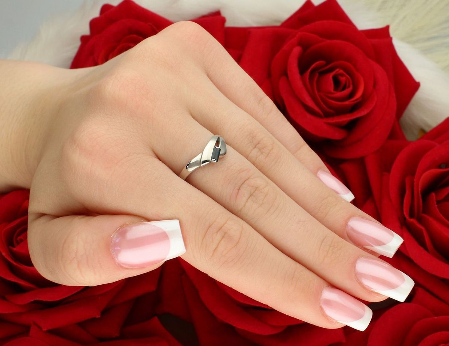 Pierścionek damski z białego złota z czarną cyrkonią – próba 585  DIA-PRS-8893-585.jpg