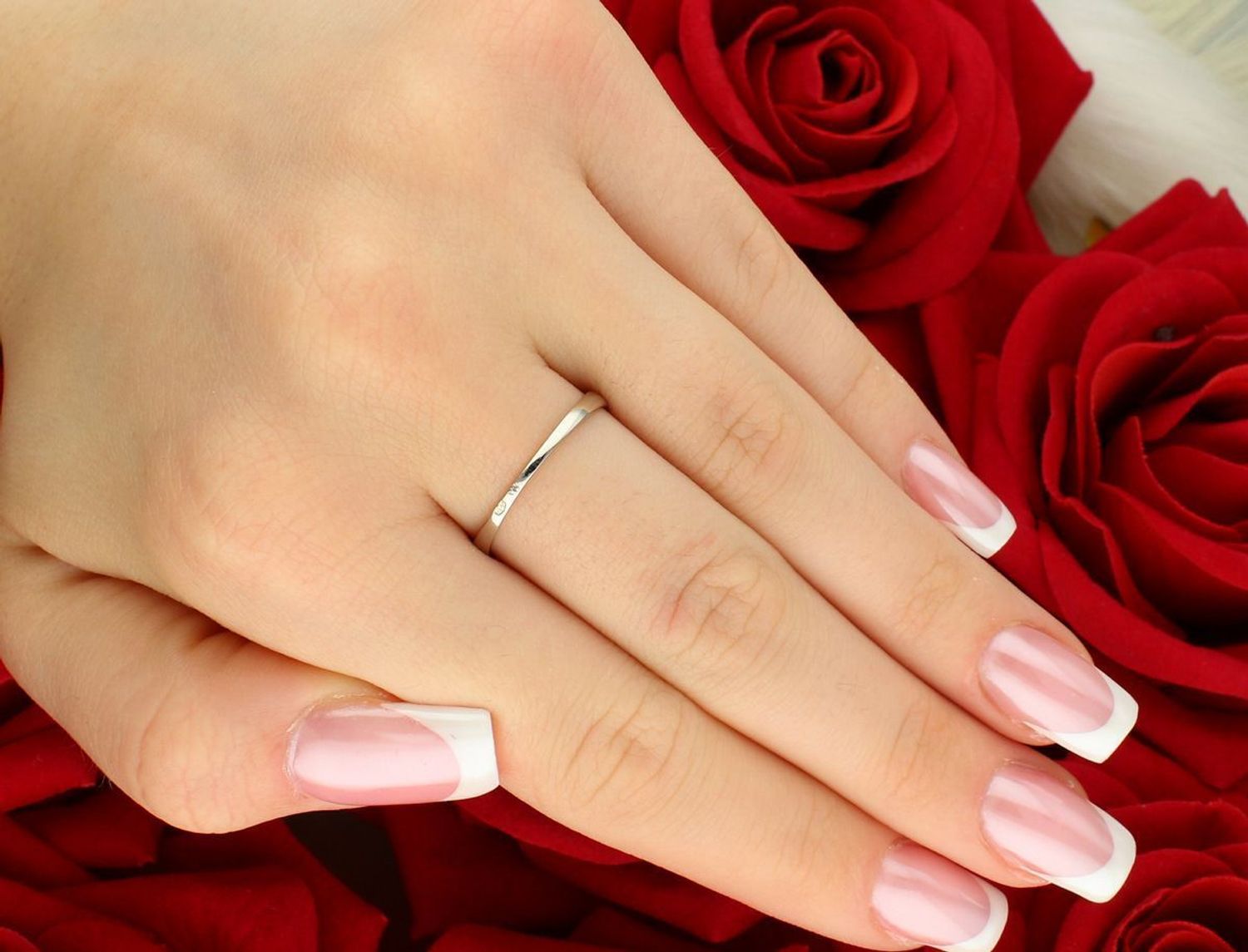 Pierścionek damski z białego złota z czarną cyrkonią – próba 585  DIA-PRS-8893-585.jpg