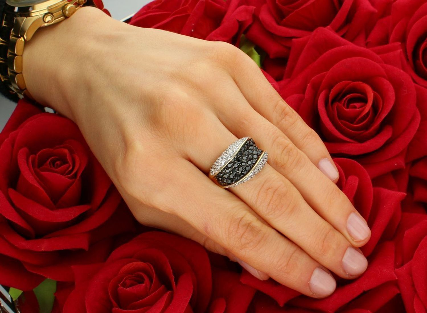 Złoty pierścionek szeroki z czarną i białą cyrkonią próba 585, DIA-PRS-8894-585. Szeroki pierścionek z czarną i białą cyrkonią to odważny i elegancki wybór, który z pewnością przyciągnie wzrok.1.jpg