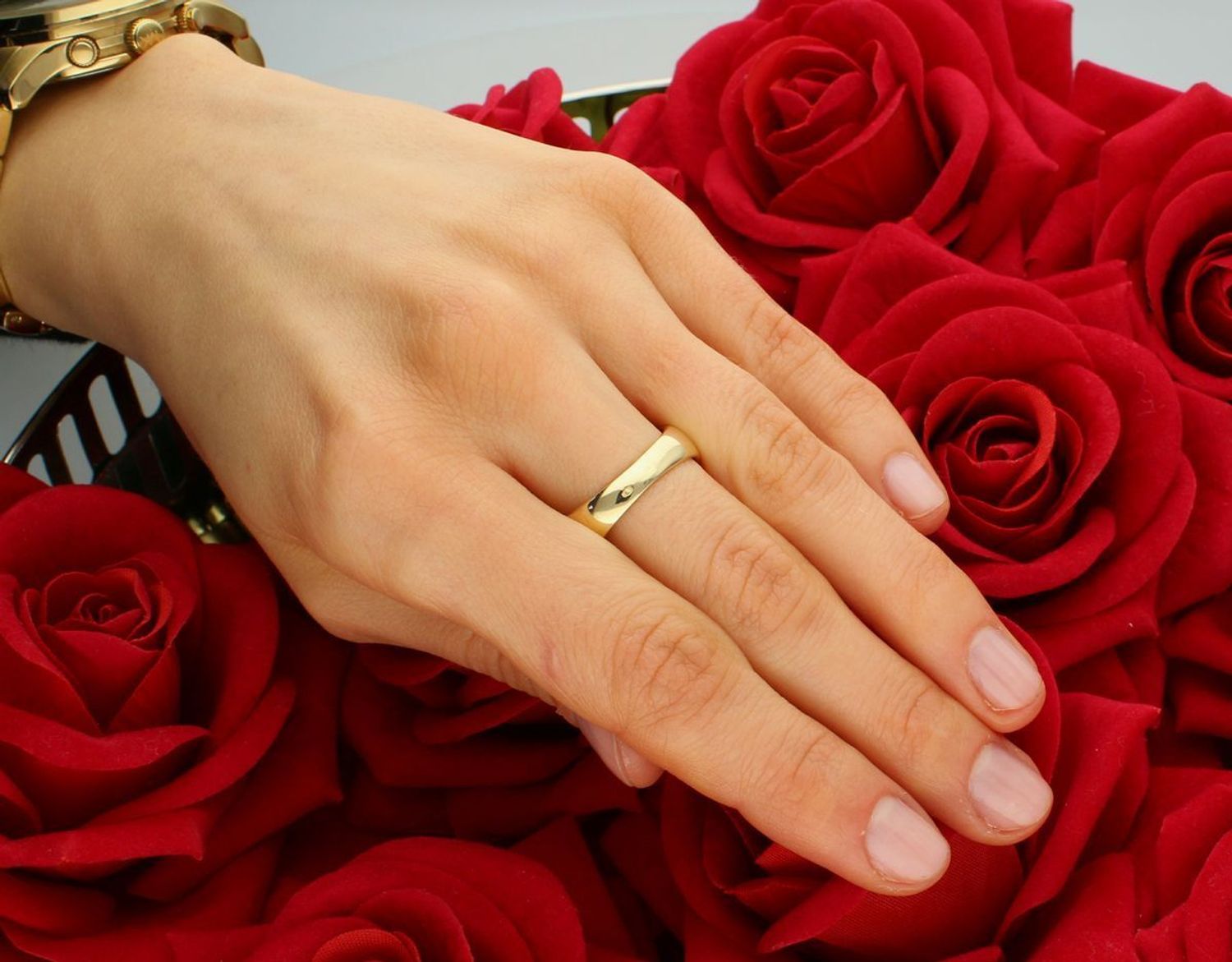 Złoty pierścionek szeroki z czarną i białą cyrkonią próba 585, DIA-PRS-8894-585. Szeroki pierścionek z czarną i białą cyrkonią to odważny i elegancki wybór, który z pewnością przyciągnie wzrok.1.jpg