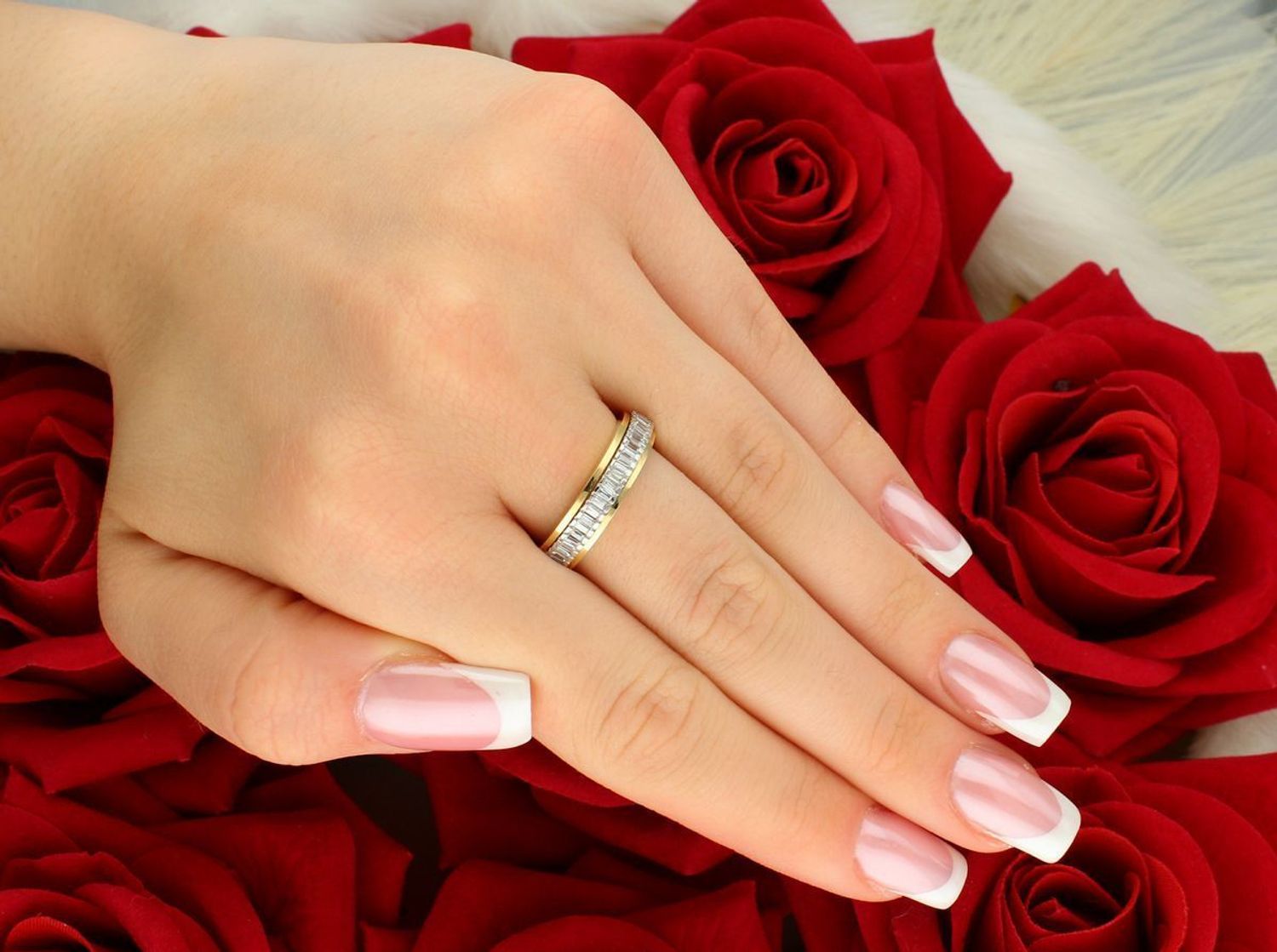 Złoty pierścionek damski obrączka z cyrkoniami DIA-PRS-8895-585. Próba 585, waga 3,53 g, szerokość 4 mm. Rozmiar 17. Klasyczny design, elegancja i komfort noszenia.1.jpg