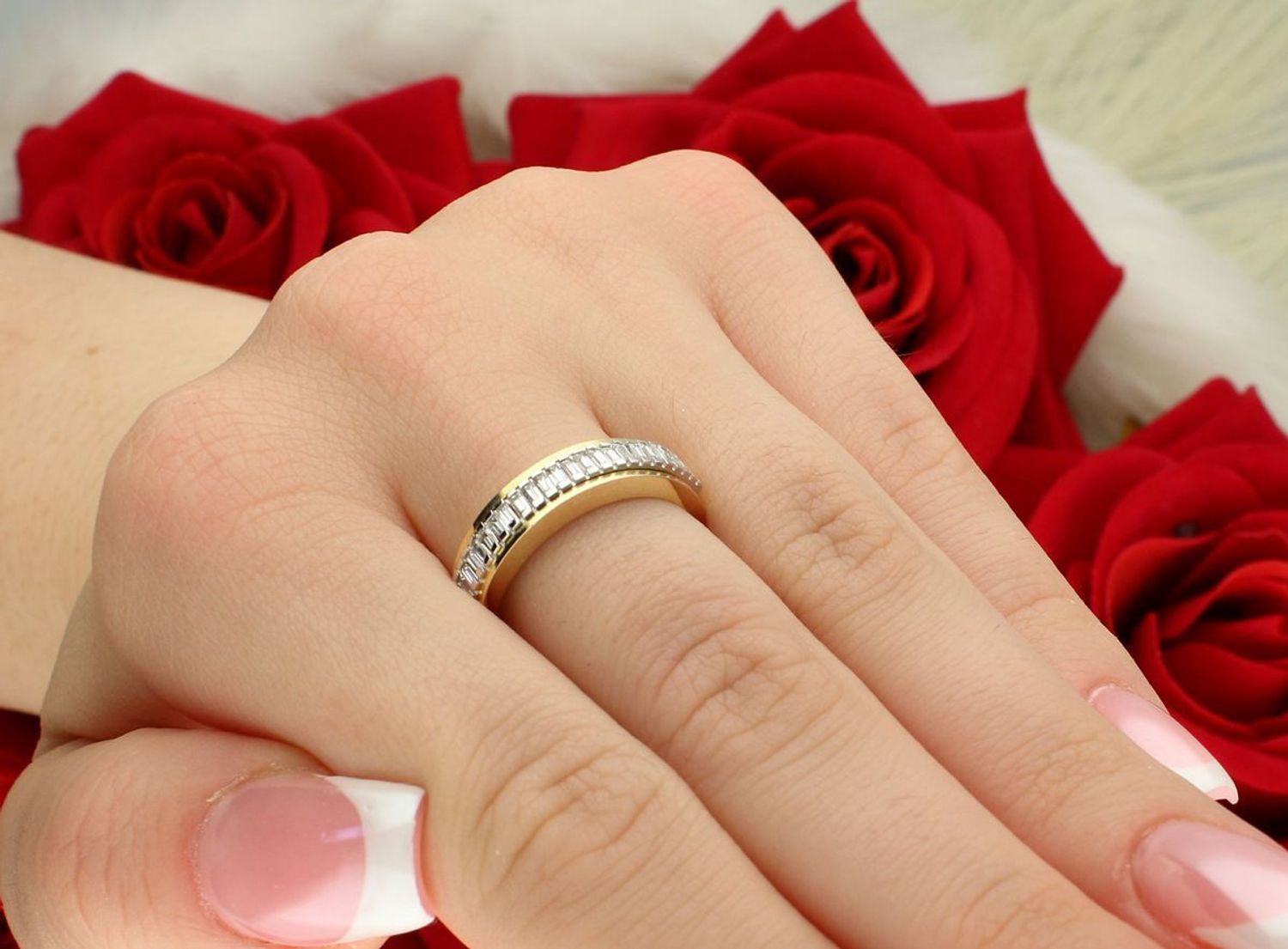 Złoty pierścionek damski obrączka z cyrkoniami DIA-PRS-8895-585. Próba 585, waga 3,53 g, szerokość 4 mm. Rozmiar 17. Klasyczny design, elegancja i komfort noszenia.1.jpg