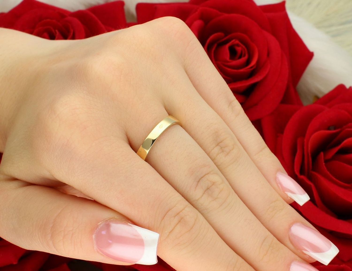 Złoty pierścionek damski obrączka z cyrkoniami DIA-PRS-8895-585. Próba 585, waga 3,53 g, szerokość 4 mm. Rozmiar 17. Klasyczny design, elegancja i komfort noszenia.1.jpg