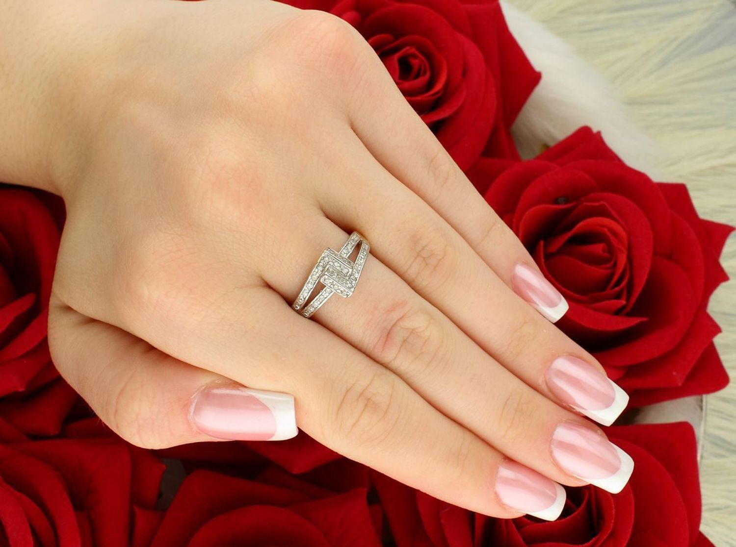 Nowoczesny złoty pierścionek damski 585 zdobiony cyrkoniami. Geometryczny wzór, 3,34 g, szerokość górnej części 9 mm. Model DIA-PRS-8896-585.1.jpg