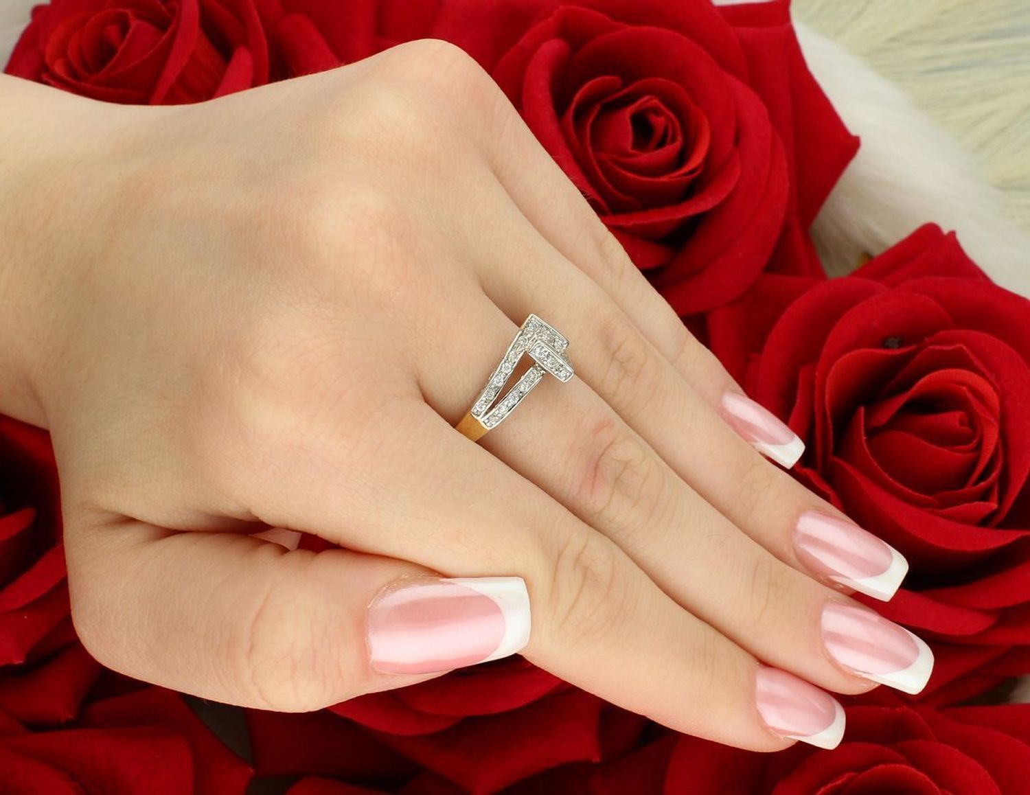 Nowoczesny złoty pierścionek damski 585 zdobiony cyrkoniami. Geometryczny wzór, 3,34 g, szerokość górnej części 9 mm. Model DIA-PRS-8896-585.1.jpg