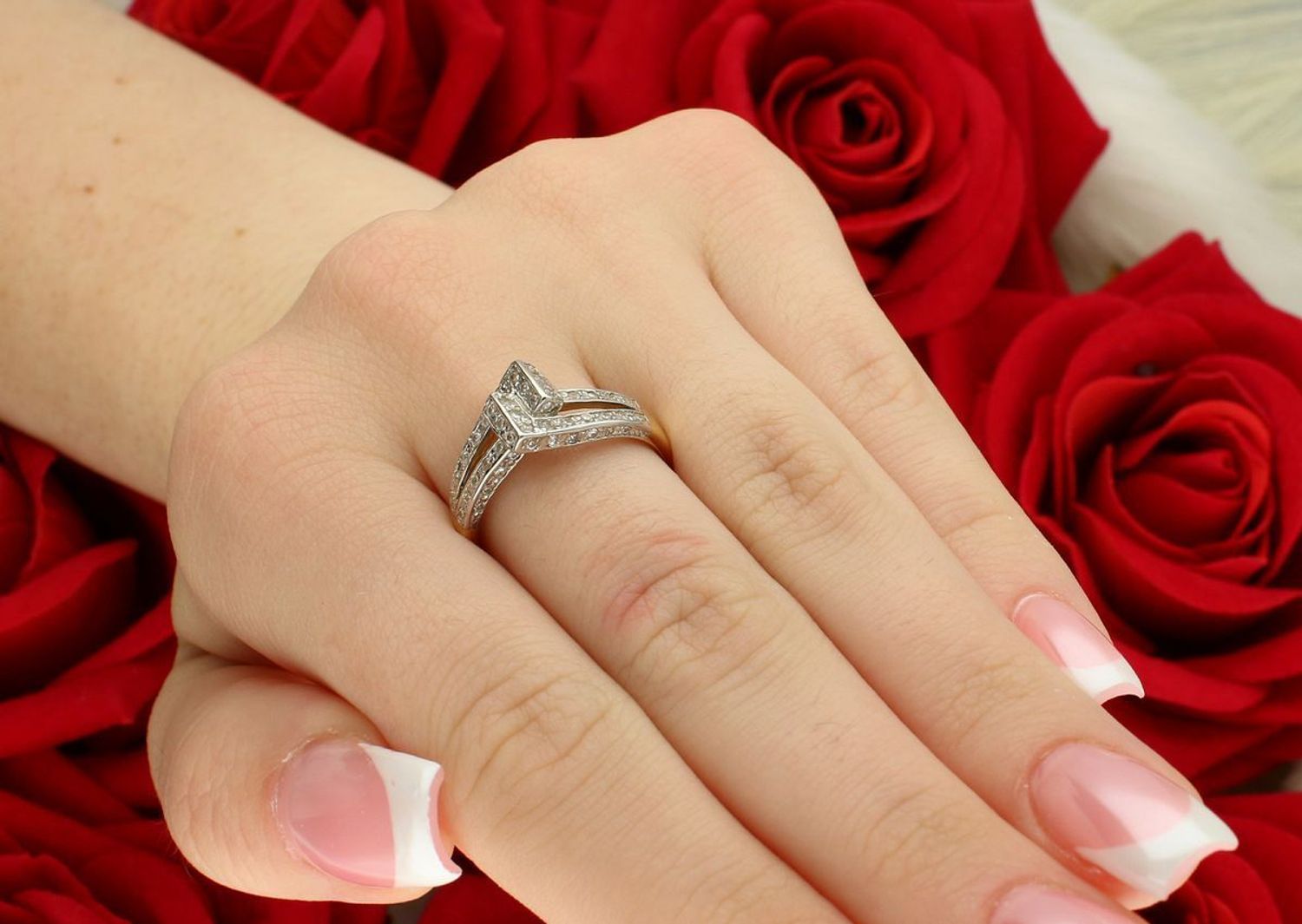 Nowoczesny złoty pierścionek damski 585 zdobiony cyrkoniami. Geometryczny wzór, 3,34 g, szerokość górnej części 9 mm. Model DIA-PRS-8896-585.1.jpg