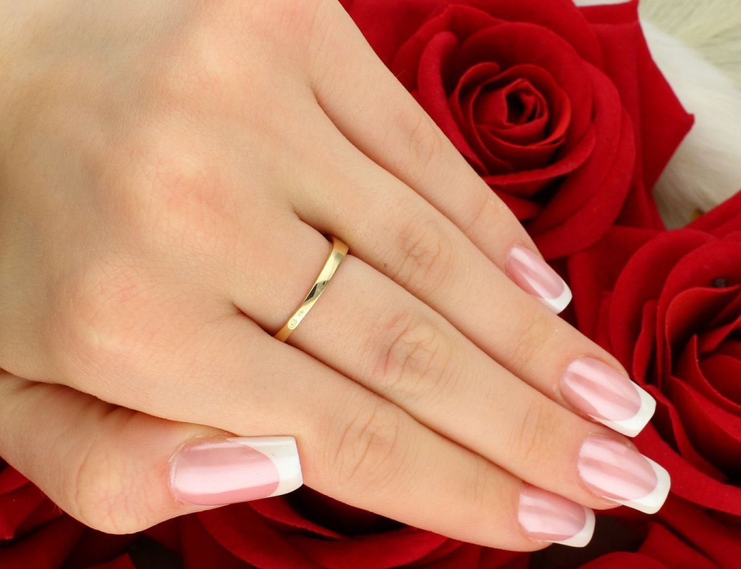 Nowoczesny złoty pierścionek damski 585 zdobiony cyrkoniami. Geometryczny wzór, 3,34 g, szerokość górnej części 9 mm. Model DIA-PRS-8896-585.1.jpg