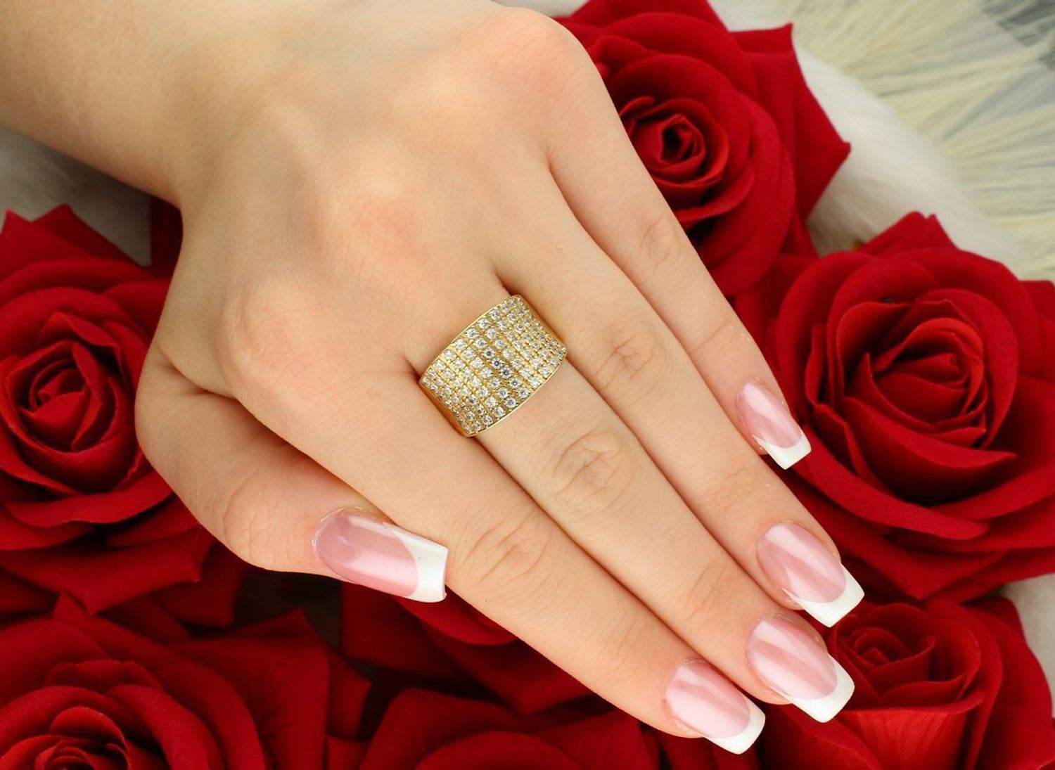 Złoty pierścionek damski DIA-PRS-8897-585 próby 585 z białymi cyrkoniami. Waga 8,41 g, rozmiar 17, szerokość 1,3 cm. Biżuteria z klasą – elegancki prezent z gwarancją i opakowaniem.1.jpg