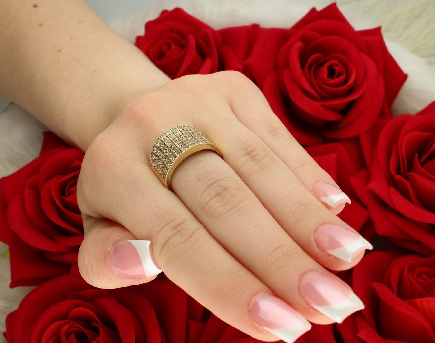 Złoty pierścionek damski DIA-PRS-8897-585 próby 585 z białymi cyrkoniami. Waga 8,41 g, rozmiar 17, szerokość 1,3 cm. Biżuteria z klasą – elegancki prezent z gwarancją i opakowaniem.1.jpg