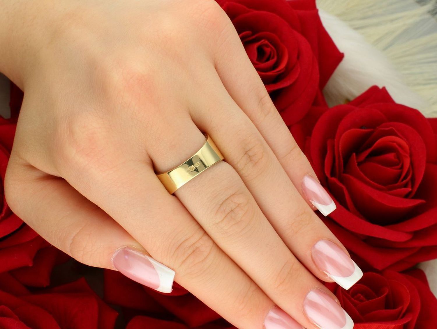 Złoty pierścionek damski DIA-PRS-8897-585 próby 585 z białymi cyrkoniami. Waga 8,41 g, rozmiar 17, szerokość 1,3 cm. Biżuteria z klasą – elegancki prezent z gwarancją i opakowaniem.1.jpg