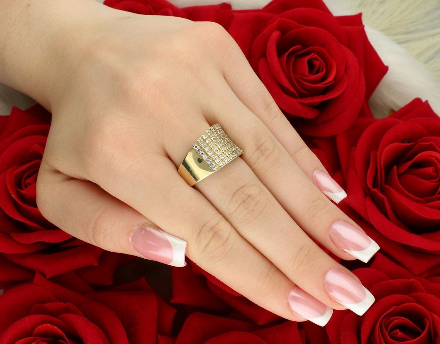 Złoty pierścionek damski DIA-PRS-8897-585 próby 585 z białymi cyrkoniami. Waga 8,41 g, rozmiar 17, szerokość 1,3 cm. Biżuteria z klasą – elegancki prezent z gwarancją i opakowaniem.1.jpg