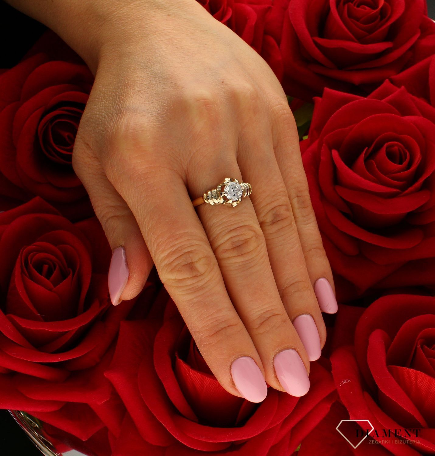 Złoty pierścionek damski 585 Antyczny błysk. DIA-PRS-8899-585. Duży pierścień ze złota. Złoto z wyższej próby. . Zjawiskowy, zdobiony pierścień przypominający antyczną biżuterię przypadnie do gustu każdej romantyczce. Pierścio.jpg