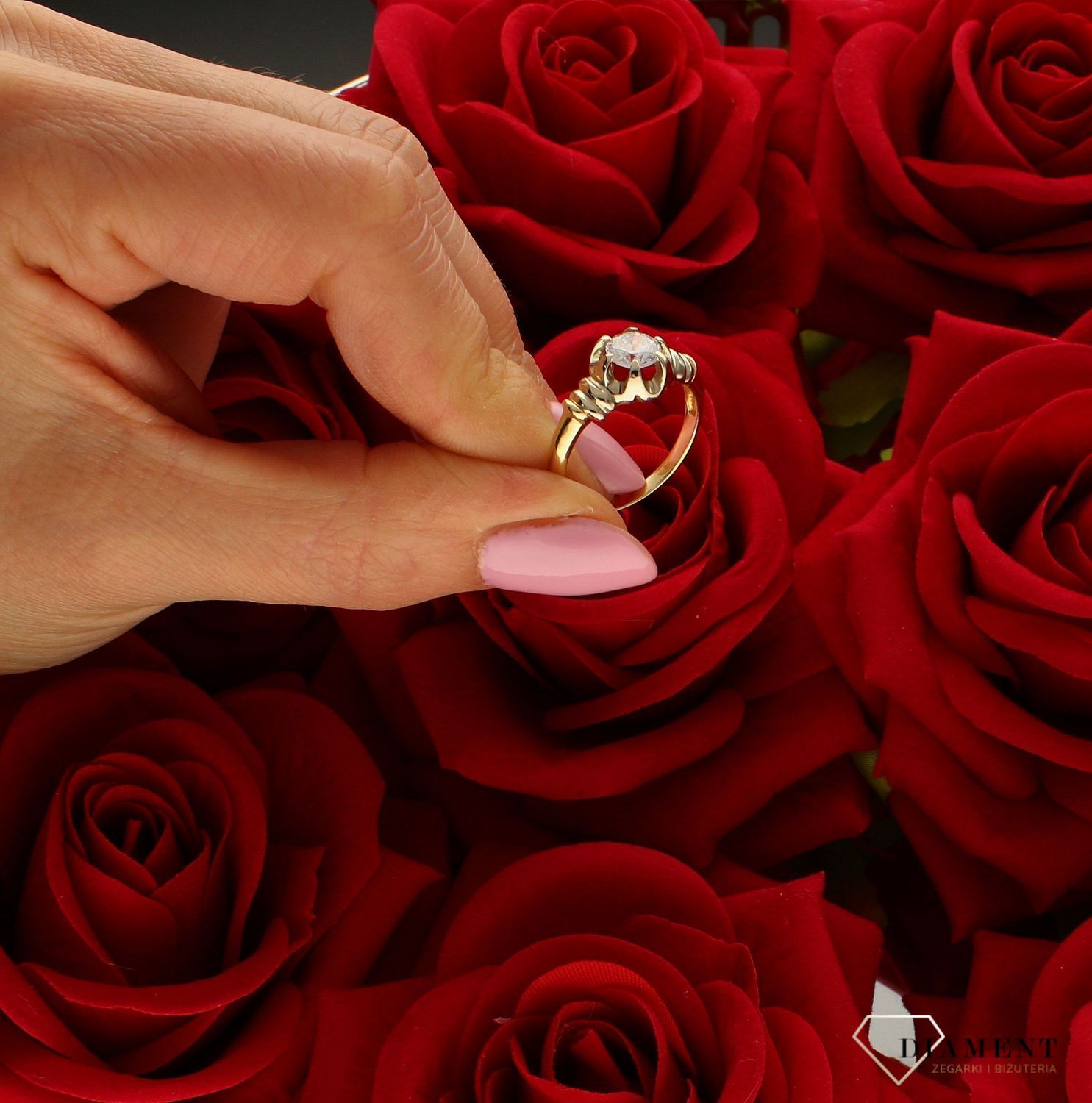 Złoty pierścionek damski 585 Antyczny błysk. DIA-PRS-8899-585. Duży pierścień ze złota. Złoto z wyższej próby. . Zjawiskowy, zdobiony pierścień przypominający antyczną biżuterię przypadnie do gustu każdej romantyczce. Pierścio.jpg