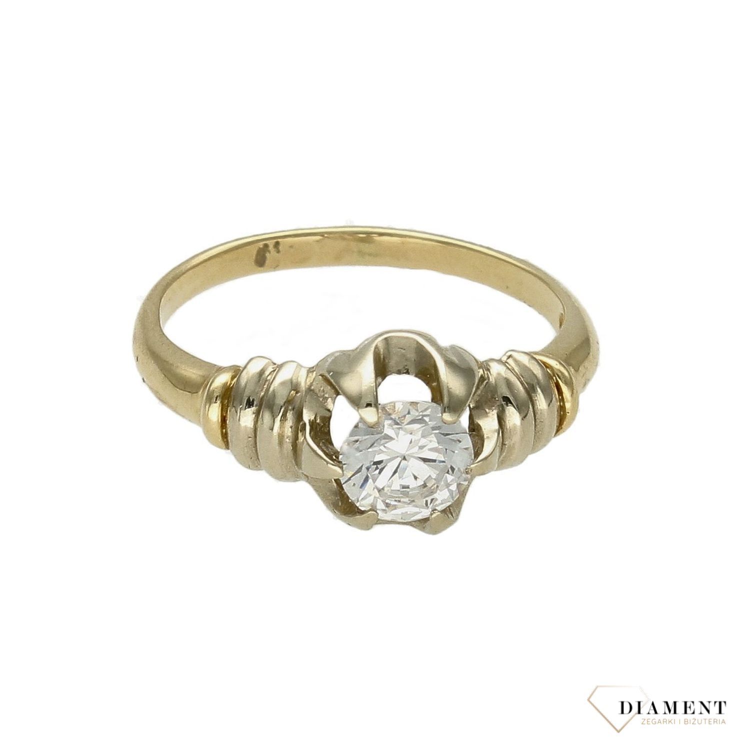 Złoty pierścionek damski 585 Antyczny błysk. DIA-PRS-8899-585. Duży pierścień ze złota. Złoto z wyższej próby. . Zjawiskowy, zdobiony pierścień przypominający antyczną biżuterię przypadnie do gustu każdej romantyczce. Pierścio.jpg