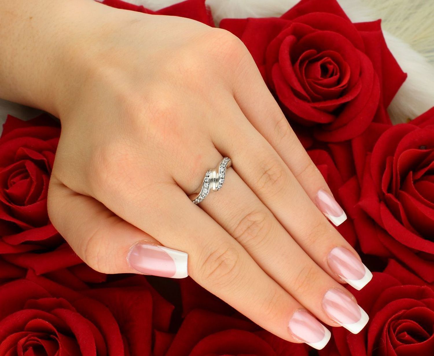 Elegancki pierścionek damski z białego złota próby 585 zdobiony białymi cyrkoniami. Waga 2,84 g, szerokość górnej części 7 mm, rozmiar 17.1.jpg