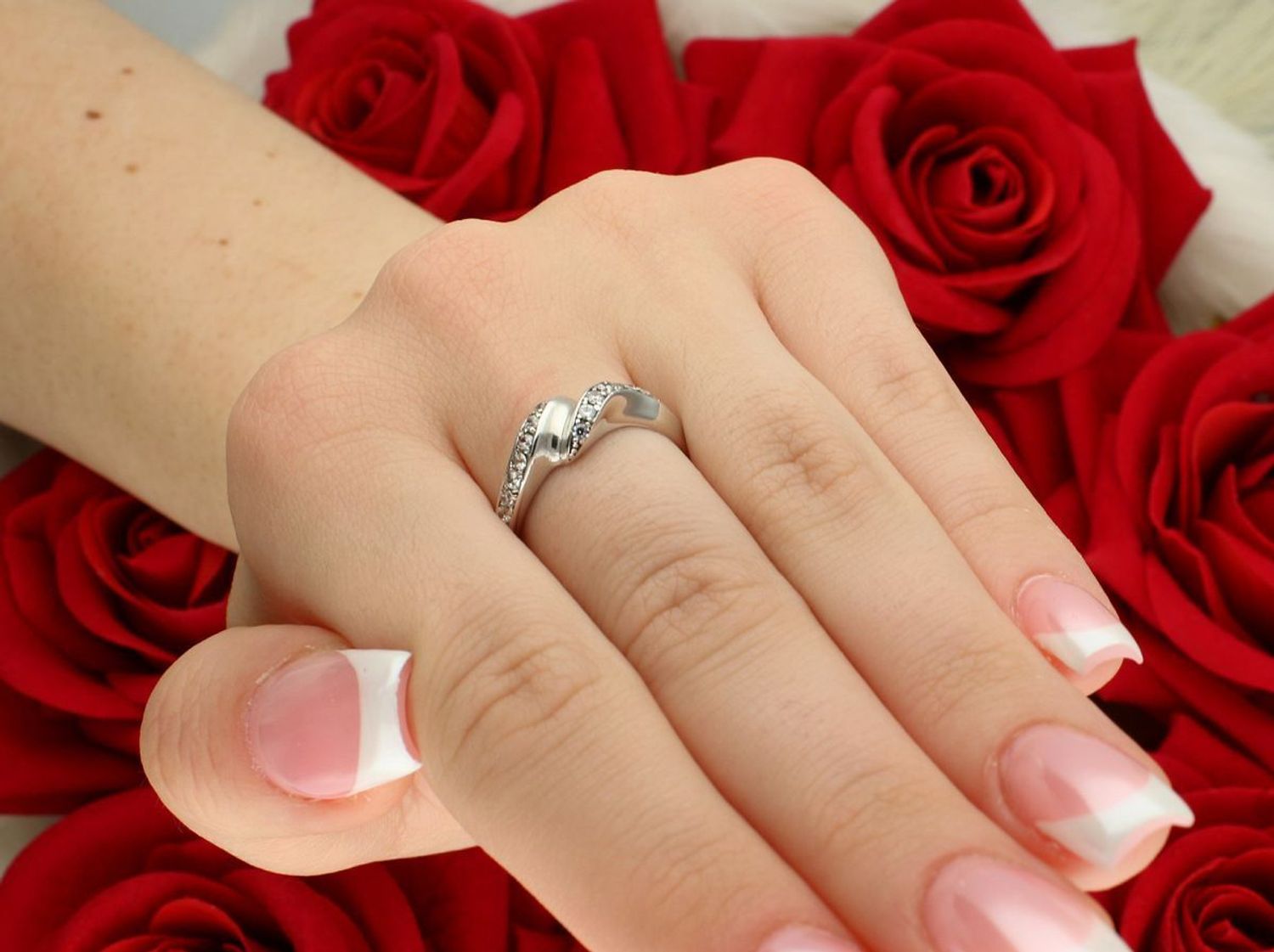 Elegancki pierścionek damski z białego złota próby 585 zdobiony białymi cyrkoniami. Waga 2,84 g, szerokość górnej części 7 mm, rozmiar 17.1.jpg