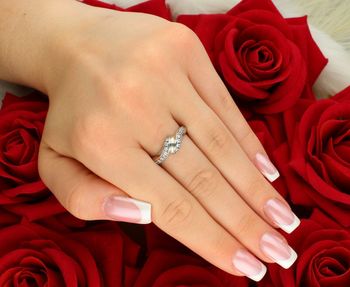 Elegancki pierścionek damski z białego złota próby 585 zdobiony białymi cyrkoniami. Waga 2,84 g, szerokość górnej części 7 mm, rozmiar 17.2.jpg