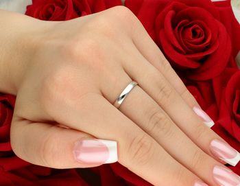 Elegancki pierścionek damski z białego złota próby 585 zdobiony białymi cyrkoniami. Waga 2,84 g, szerokość górnej części 7 mm, rozmiar 17.4.jpg