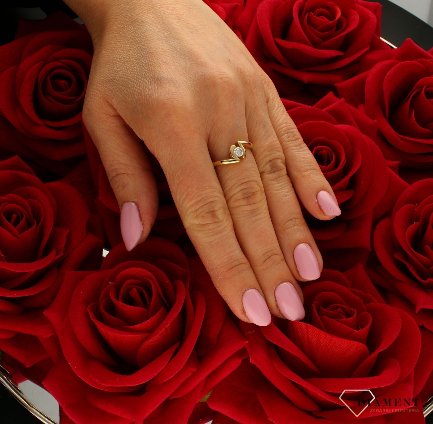 Złoty pierścionek damski 585 Powiew nowoczesności DIA-PRS-8901-585. Klasyczny pierścionek. Pierścionek zaręczynowy. Pierścionek złoty z cyrkonią. Pierścionek na 30stke. Pierścionek na prezent. Delikatny, złoty pierścionek to s.jpg