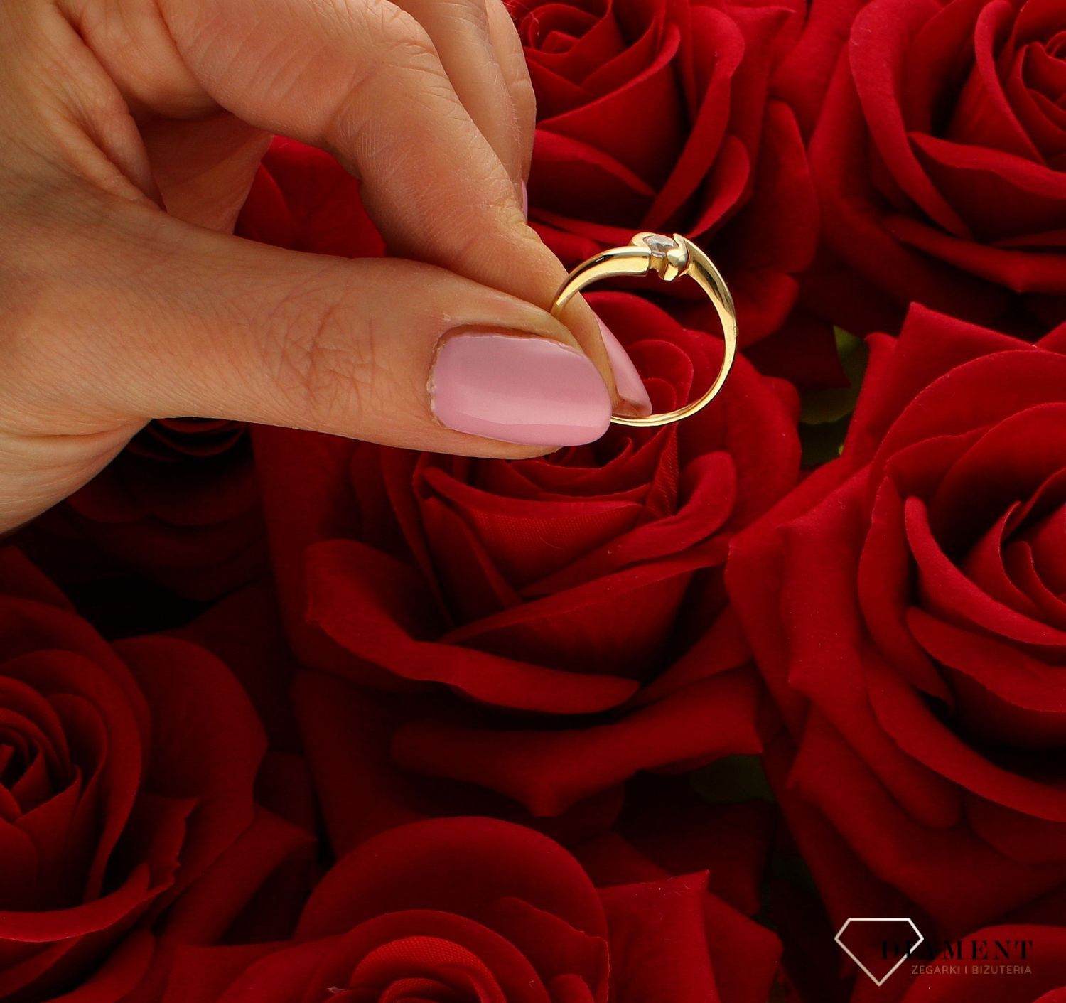 Złoty pierścionek damski 585 Powiew nowoczesności DIA-PRS-8901-585. Klasyczny pierścionek. Pierścionek zaręczynowy. Pierścionek złoty z cyrkonią. Pierścionek na 30stke. Pierścionek na prezent. Delikatny, złoty pierścionek to s.jpg