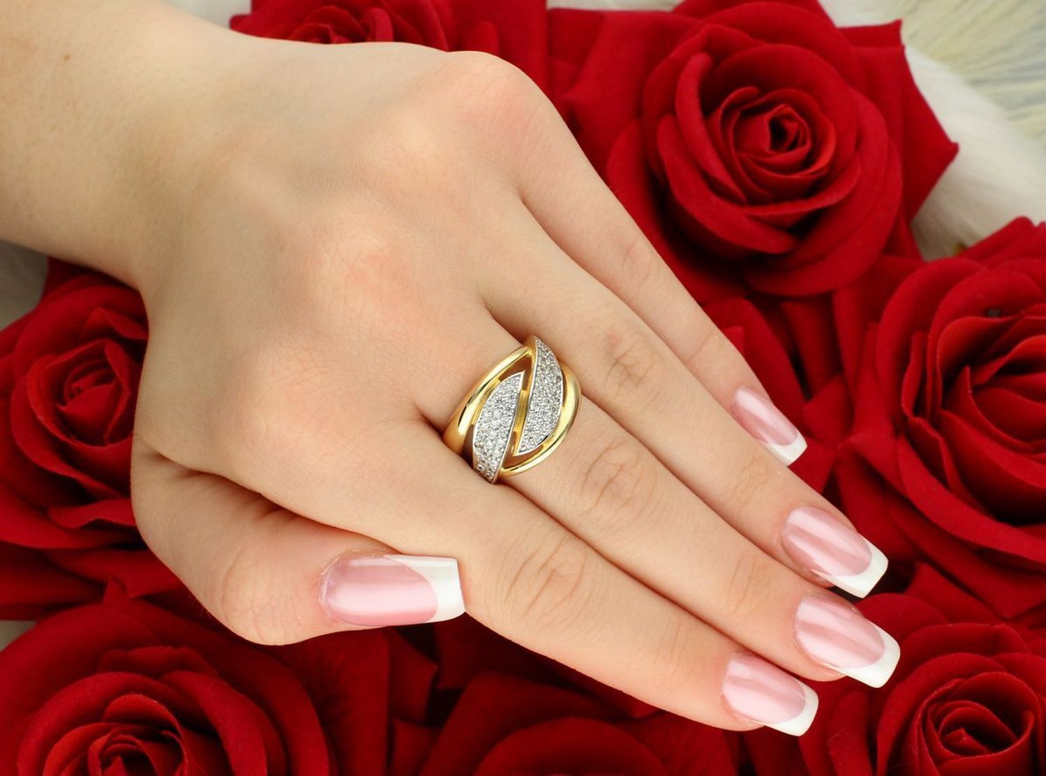 Szeroki pierścionek damski złoty próba 585, zdobiony cyrkoniami. Waga 6,80 g, szerokość górnej części 1,5 cm, szyna 5 mm. Stylowy i wygodny dodatek.1.jpg