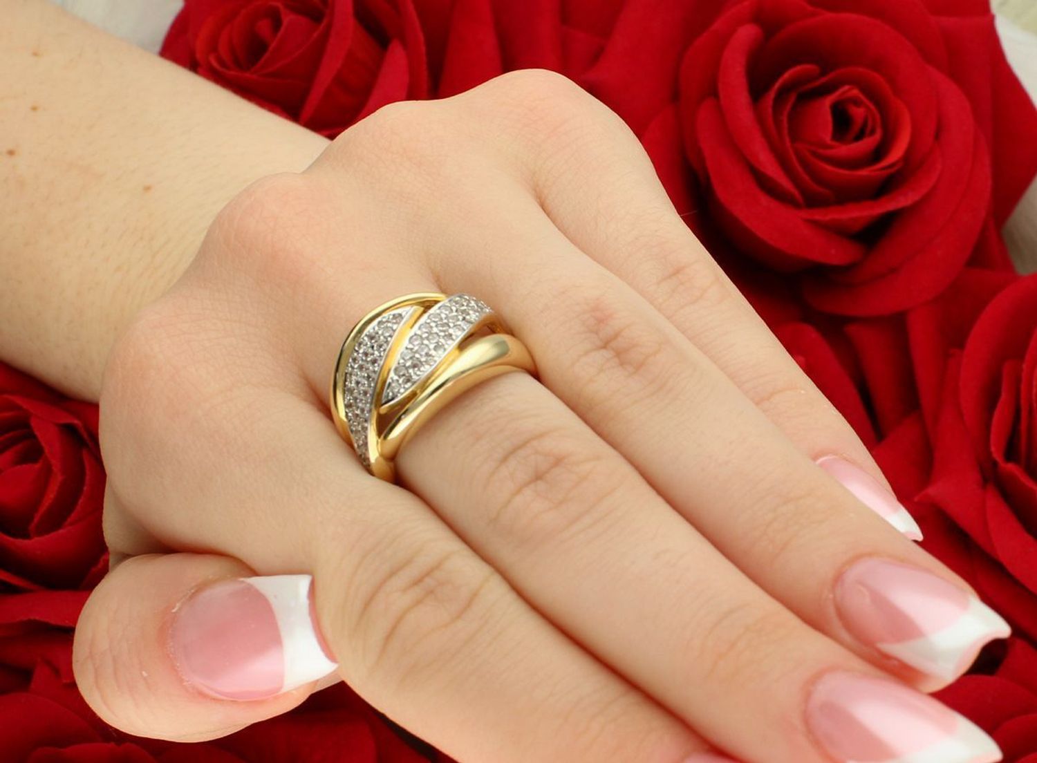 Szeroki pierścionek damski złoty próba 585, zdobiony cyrkoniami. Waga 6,80 g, szerokość górnej części 1,5 cm, szyna 5 mm. Stylowy i wygodny dodatek.1.jpg